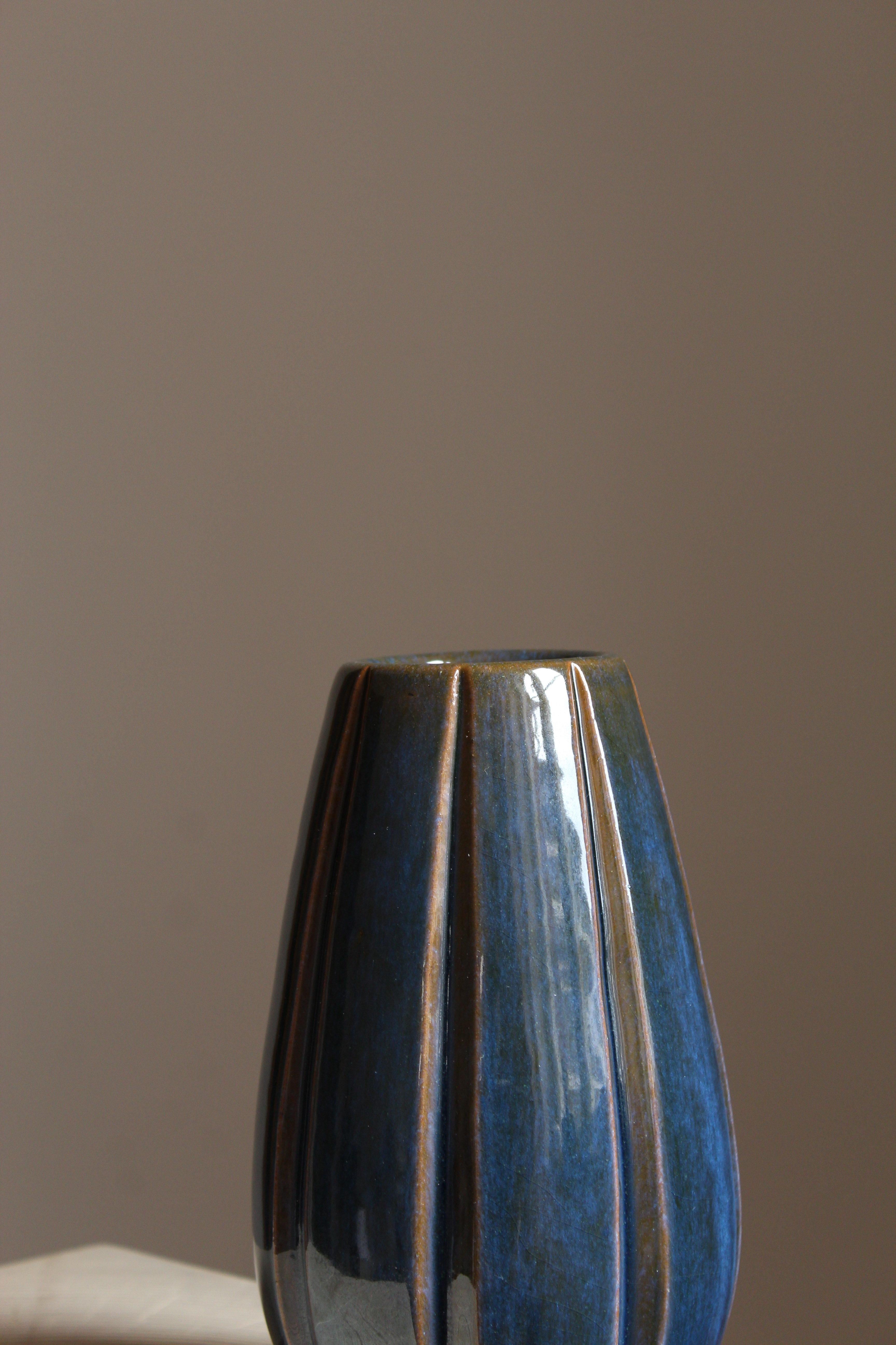 Vicke Lindstrand, Vase, Glazed Stoneware, Upsala-Ekeby, Sweden, 1940s In Good Condition In High Point, NC