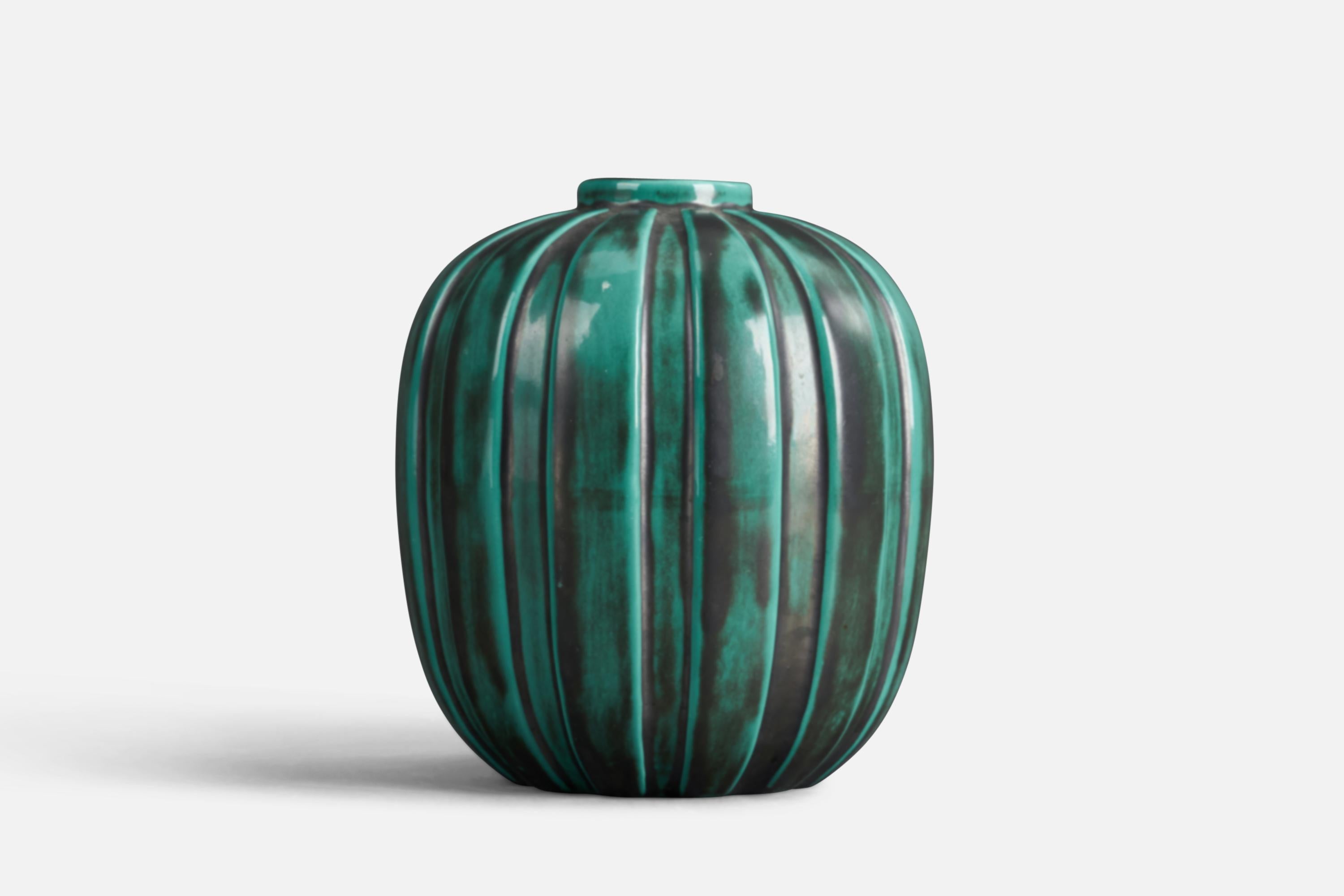 Vaso in terracotta smaltata di colore verde disegnato da Vicke Lindstrand e prodotto da Upsala Ekeby, Svezia, anni '30.