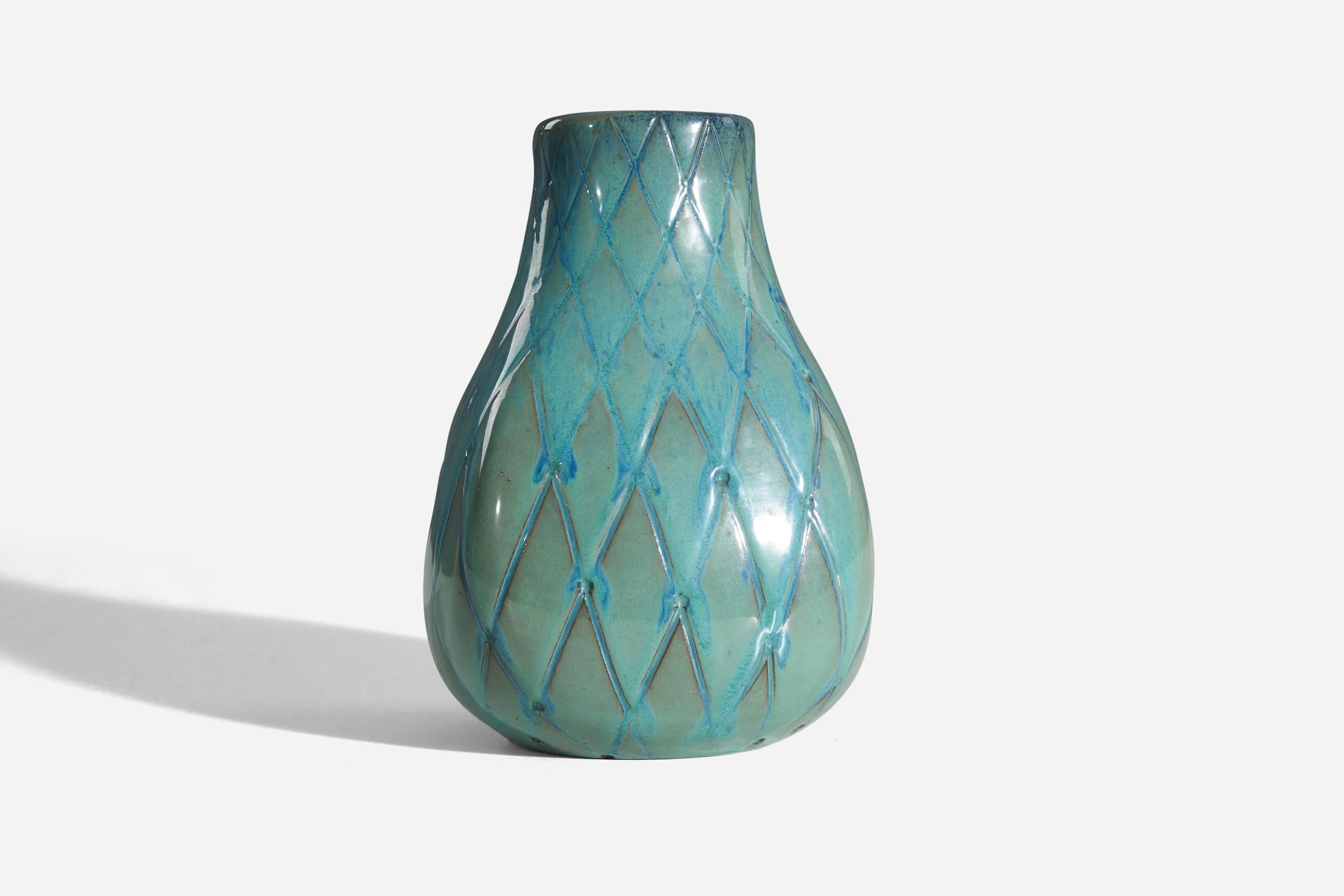 Vaso in terracotta smaltata verde disegnato da Vicke Lindstrand, per Upsala Ekeby, Svezia, 1940. 

