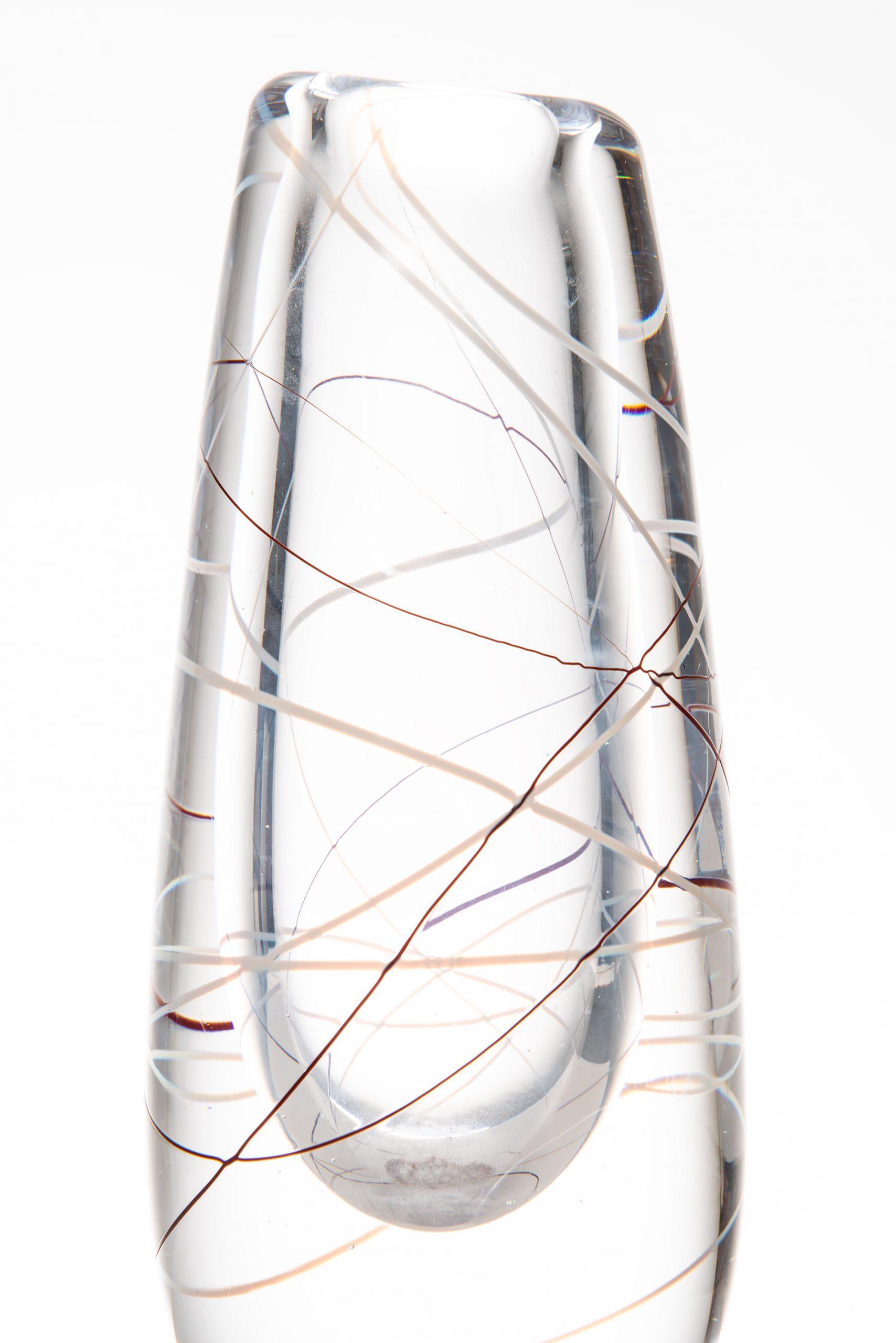 Vaso in vetro disegnato da Vicke Lindstrand. Prodotto da Kosta in Svezia. Firmato 'Kosta LH 1088.