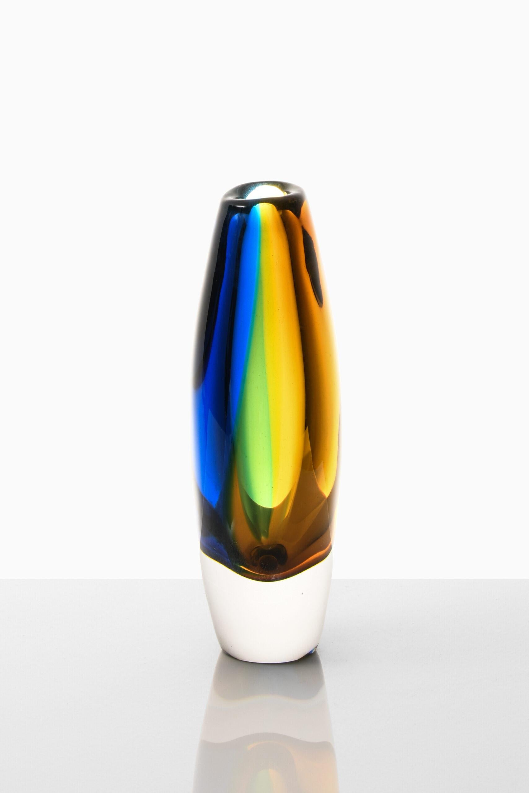 Glass vase designed by Vicke Lindstrand. Produced by Kosta in Sweden. Signed ‘Kosta 46451 Lindstrand – Minne från Tempo'.