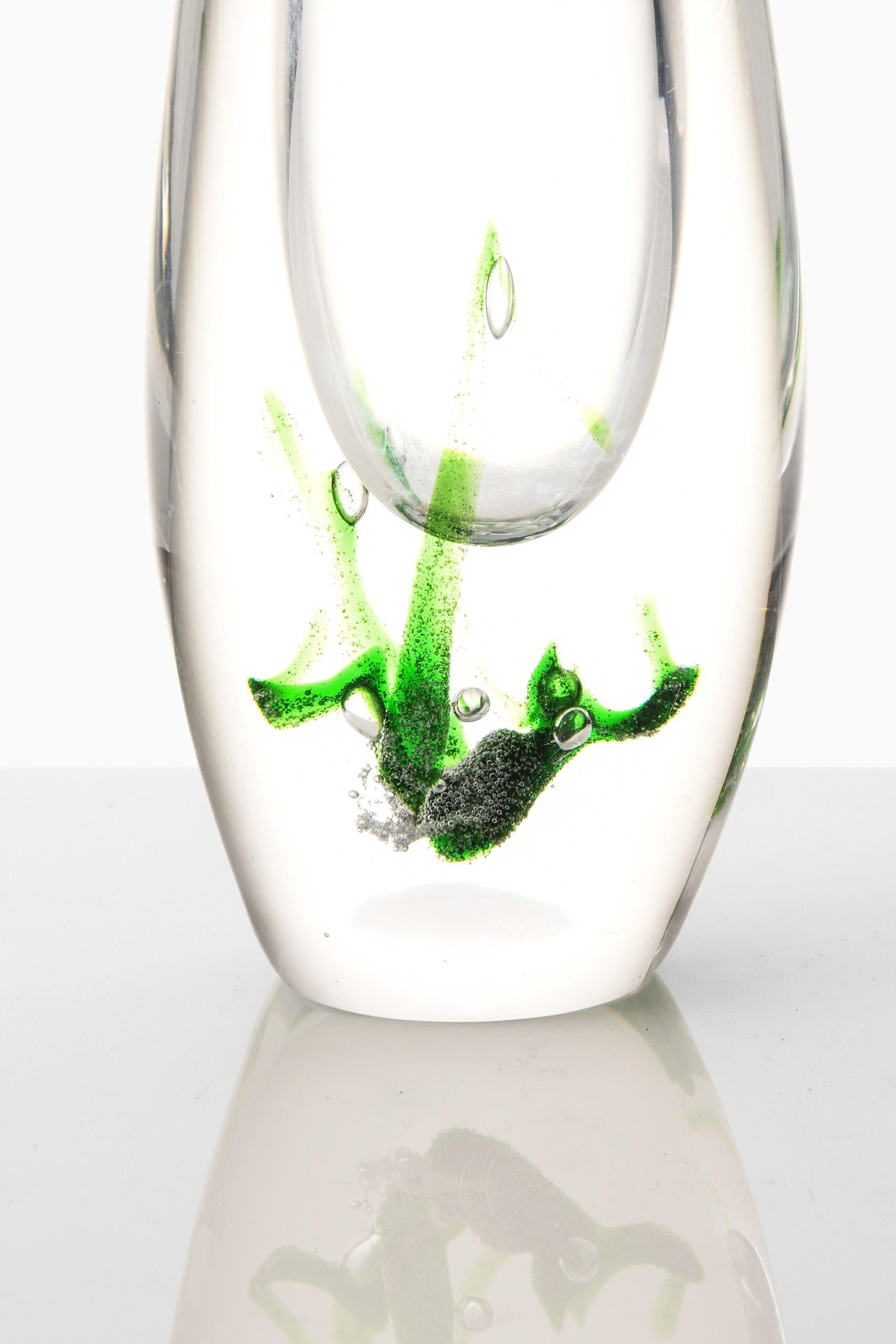 Vaso in vetro disegnato da Vicke Lindstrand. Prodotto da Kosta in Svezia. Firmato 
