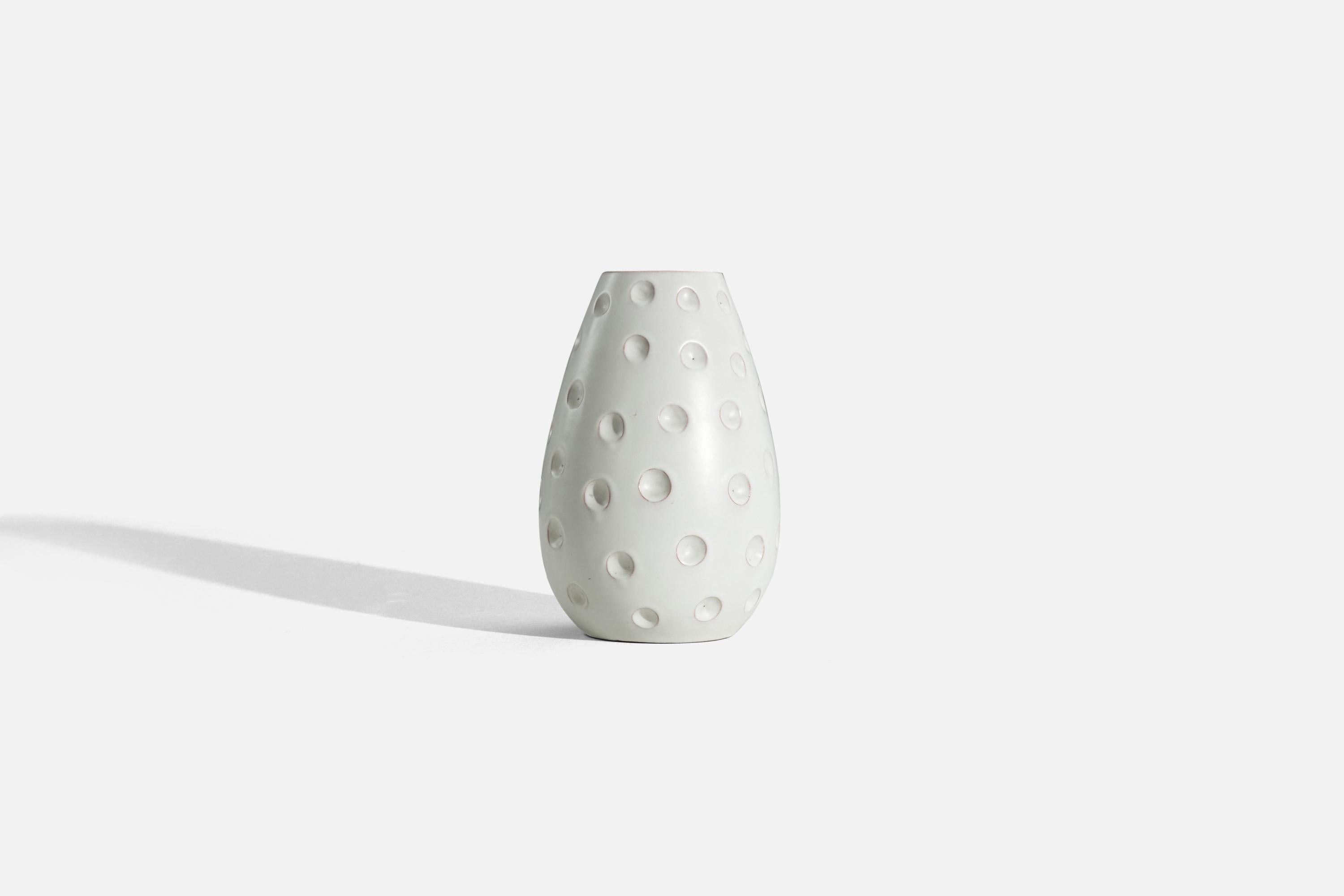 Vase en faïence émaillée blanche conçu par Vicke Lindstrand et produit par Upsala-Ekeby, Suède, années 1940. 

 