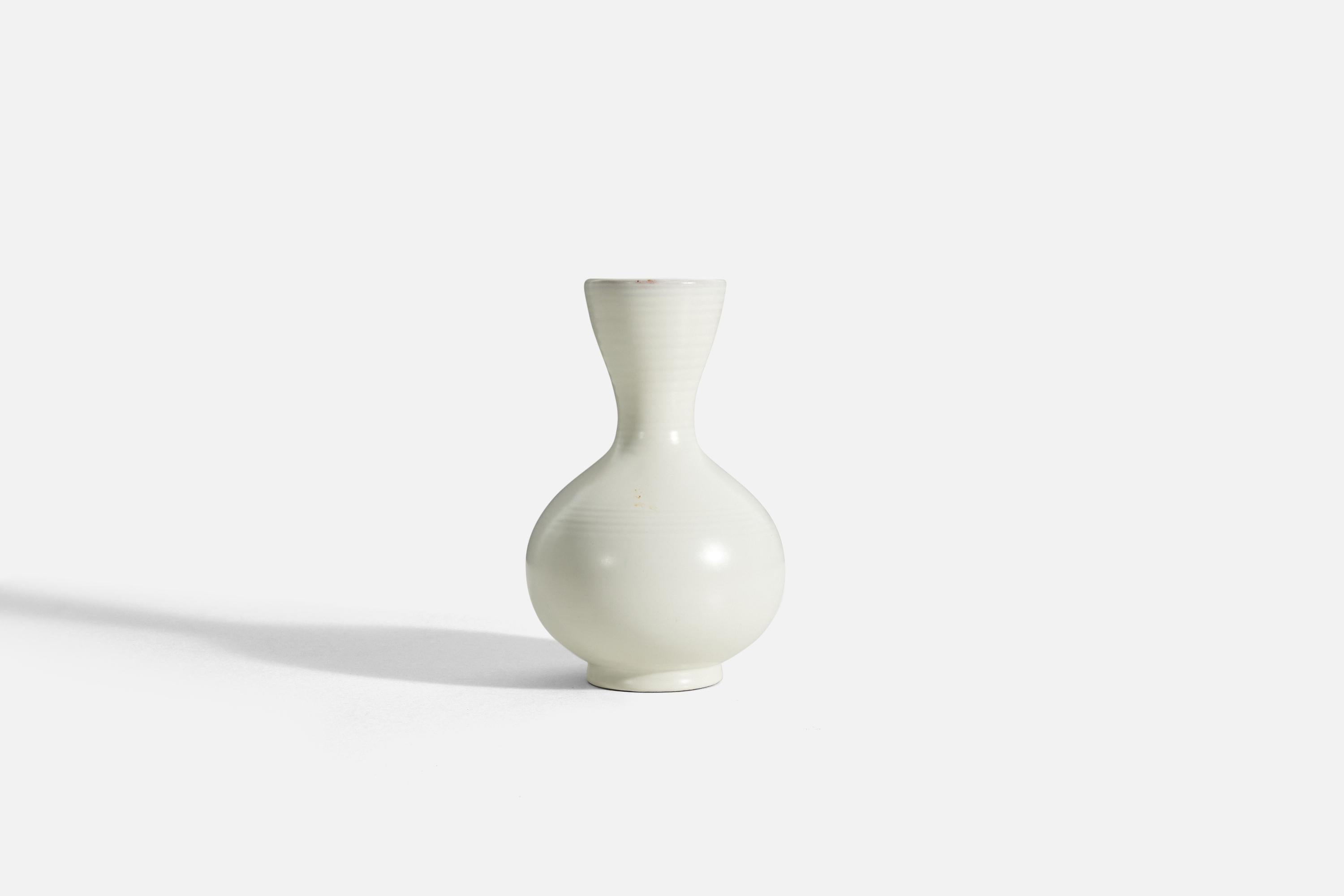 Organic Modern Vicke Lindstrand, Vase, White-Glazed Earthenware, Upsala-Ekeby, Sweden, 1940s For Sale