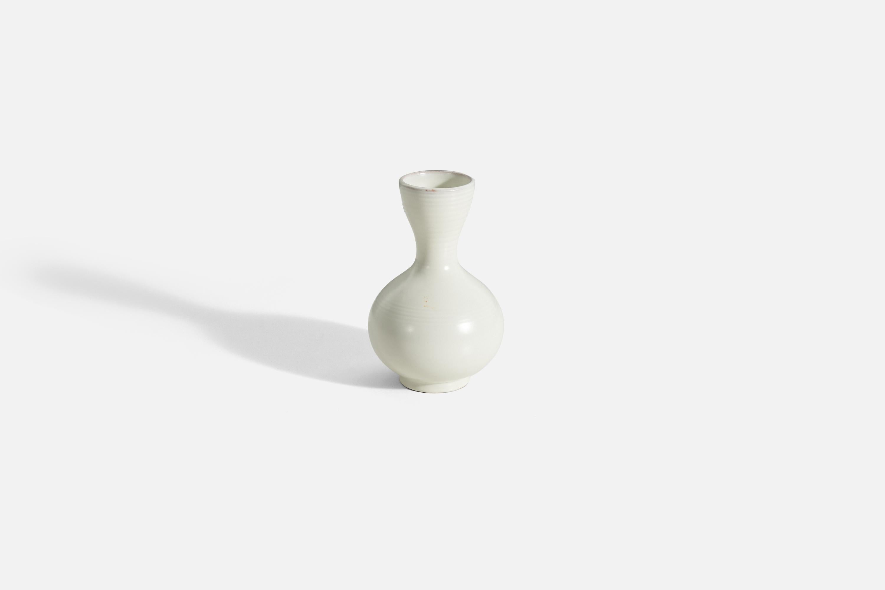 Vicke Lindstrand, Vase, White-Glazed Earthenware, Upsala-Ekeby, Sweden, 1940s In Good Condition For Sale In High Point, NC