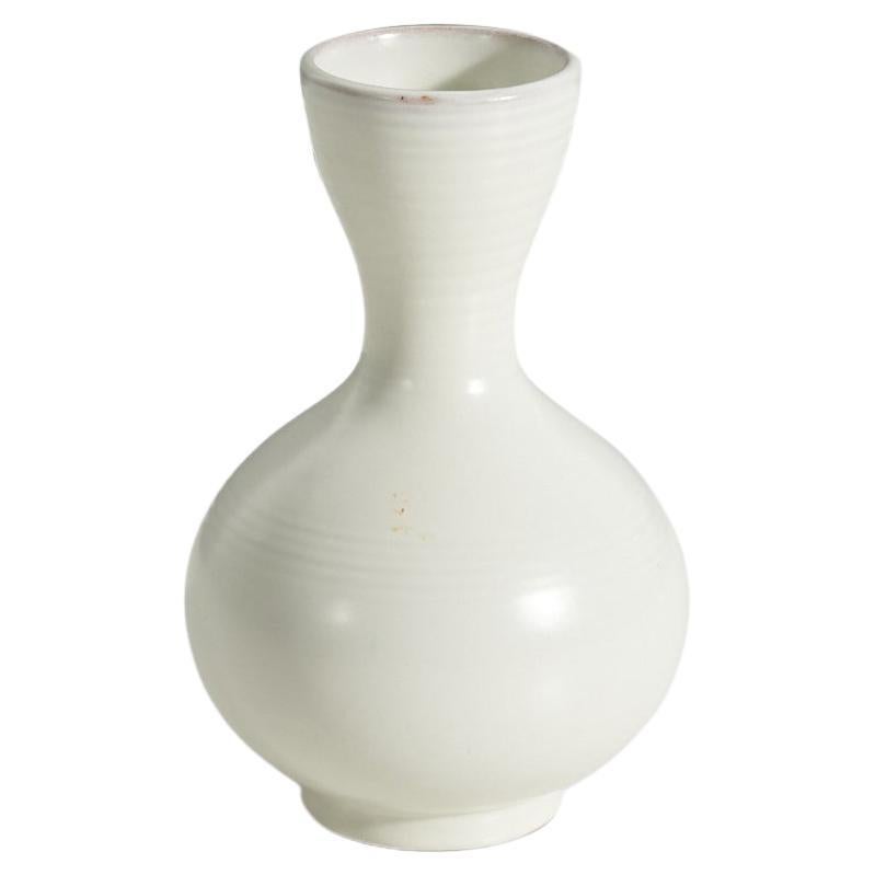 Vicke Lindstrand, Vase, White-Glazed Earthenware, Upsala-Ekeby, Sweden, 1940s For Sale