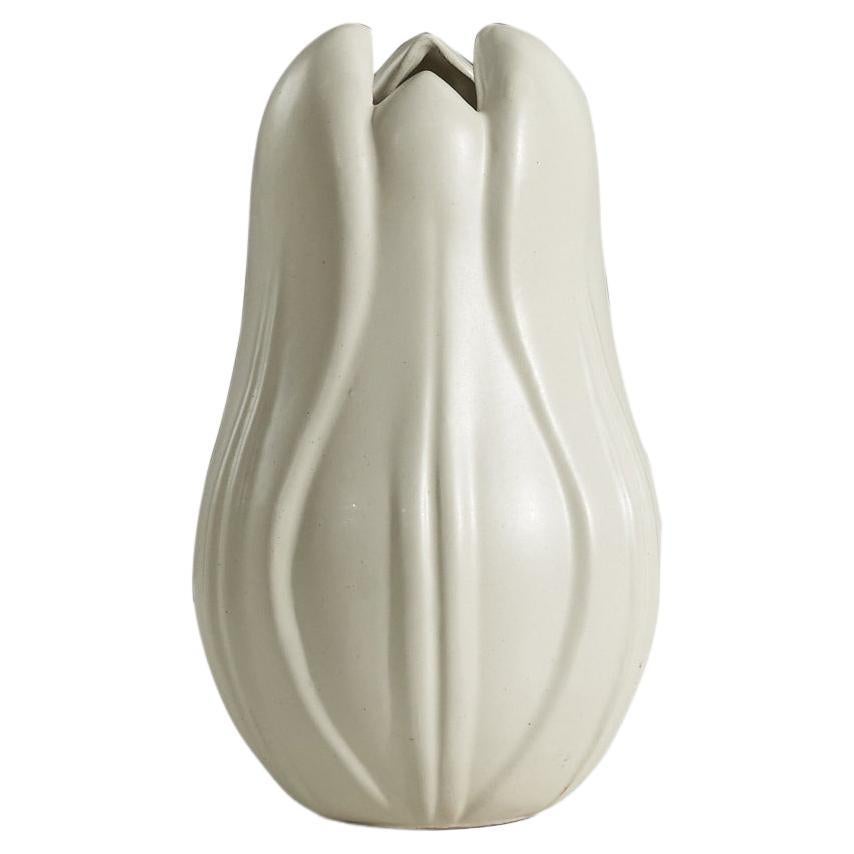 Vicke Lindstrand, Vase, faïence émaillée blanche, Upsala-Ekeby, Suède, années 1940