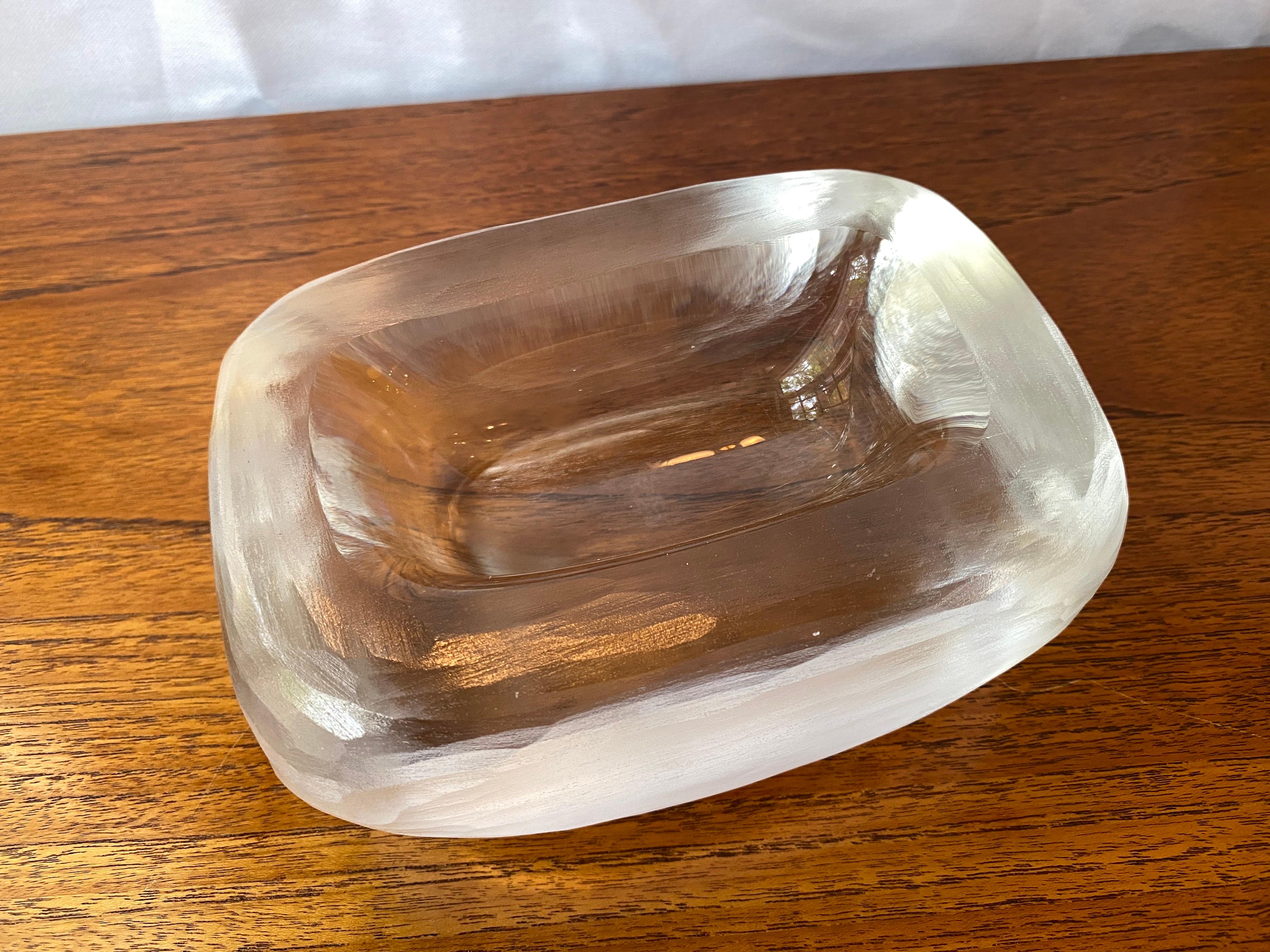 Vicke Lindstrom handziselierte Art Glasschale. Sieht aus wie ein Stück Eis, das gemeißelt und geformt wurde. Schöne einfache Schale signiert auf dem Boden Orrefors mit Design-Nummer.