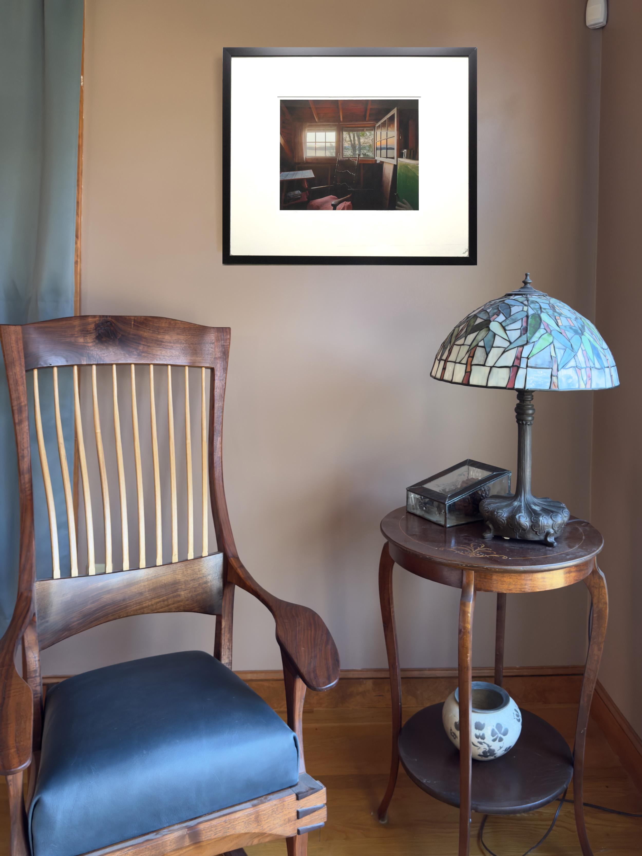 Cottage Sunrise ist eine Farbfotografie, die den Sonnenaufgang über dem See an einem Sommertag festhält. Die Szene wird von dem Doppelfenster des Schlafzimmers im Landhaus eingerahmt. Wenn eines der Fenster geöffnet ist, entsteht ein Triptychon, da