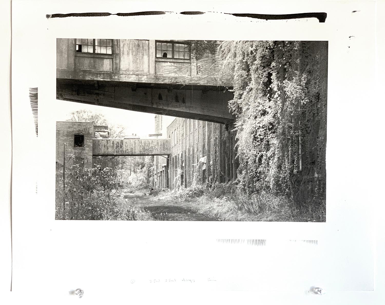 „ „Factory Courtyard““, Fotografie, Schwarz-Weiß, Platin, Palladium, Landschaft – Photograph von Vicki McKenna