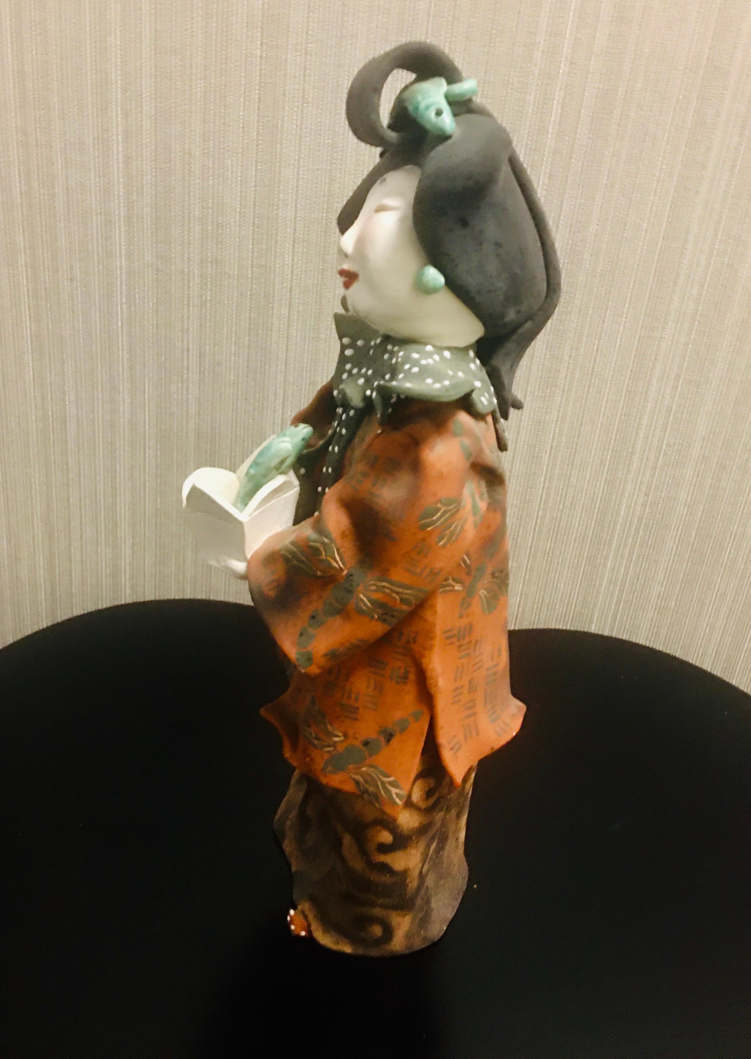 Moderne Sculpture en céramique moderne « Femme chinoise de service poisson » de Vicky Chock en vente