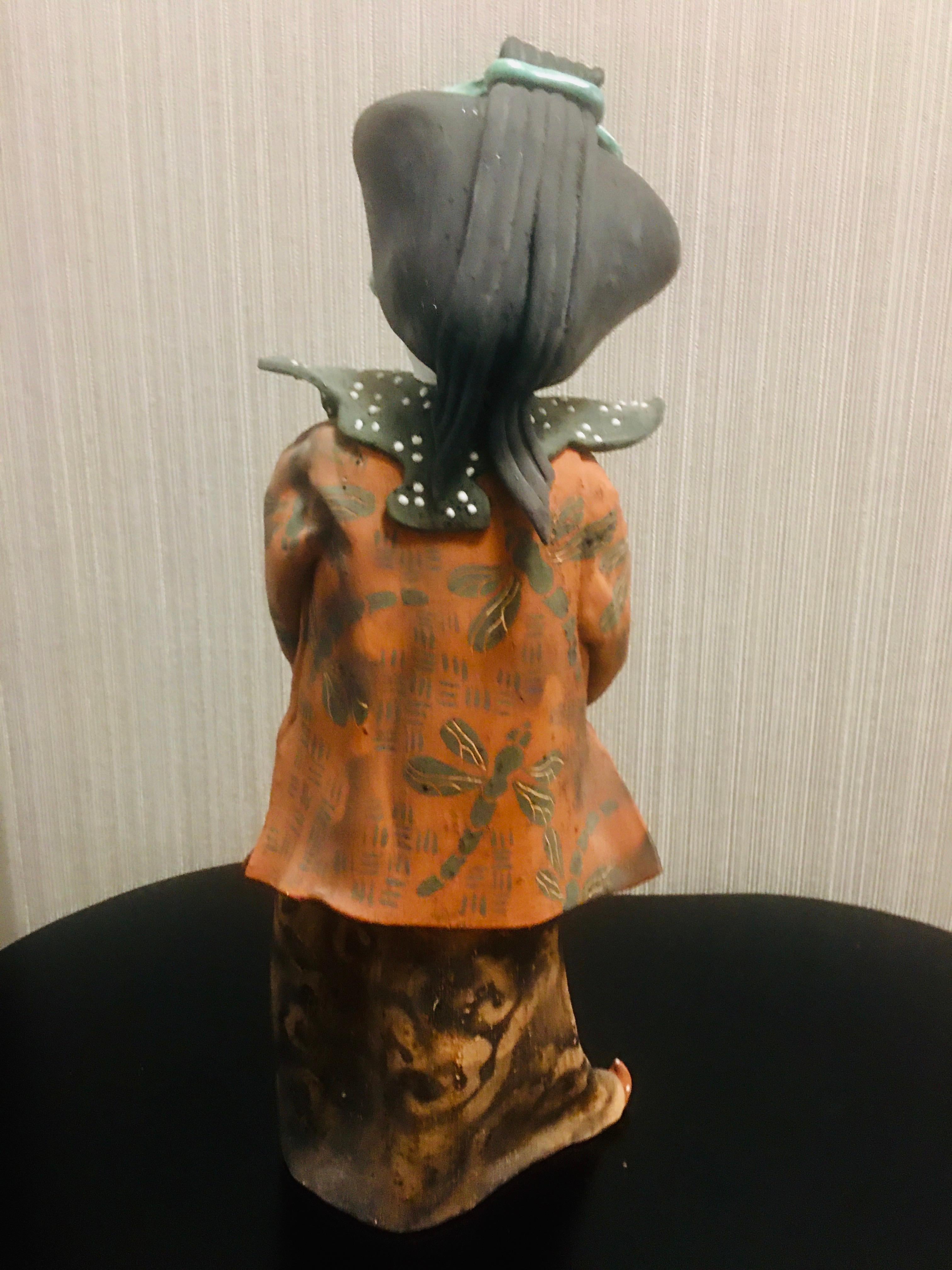 Américain Sculpture en céramique moderne « Femme chinoise de service poisson » de Vicky Chock en vente