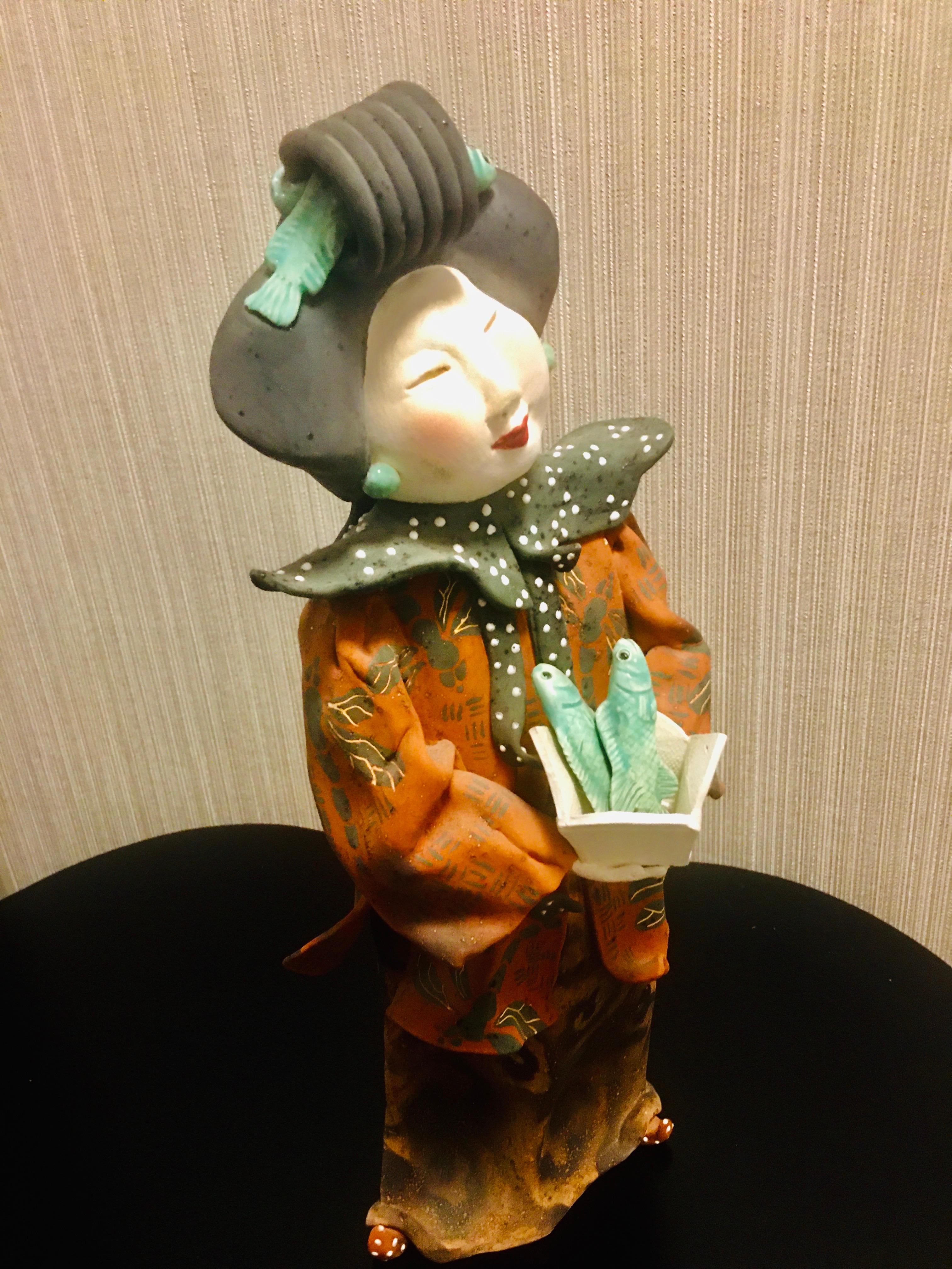 Sculpture en céramique moderne « Femme chinoise de service poisson » de Vicky Chock Bon état - En vente à New York, NY