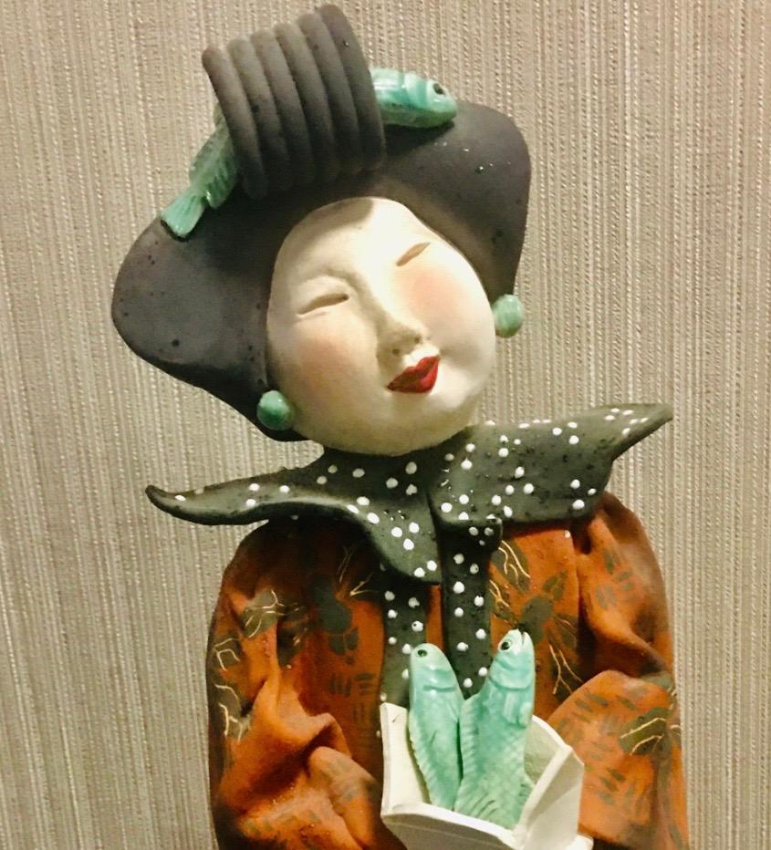 Fin du 20e siècle Sculpture en céramique moderne « Femme chinoise de service poisson » de Vicky Chock en vente