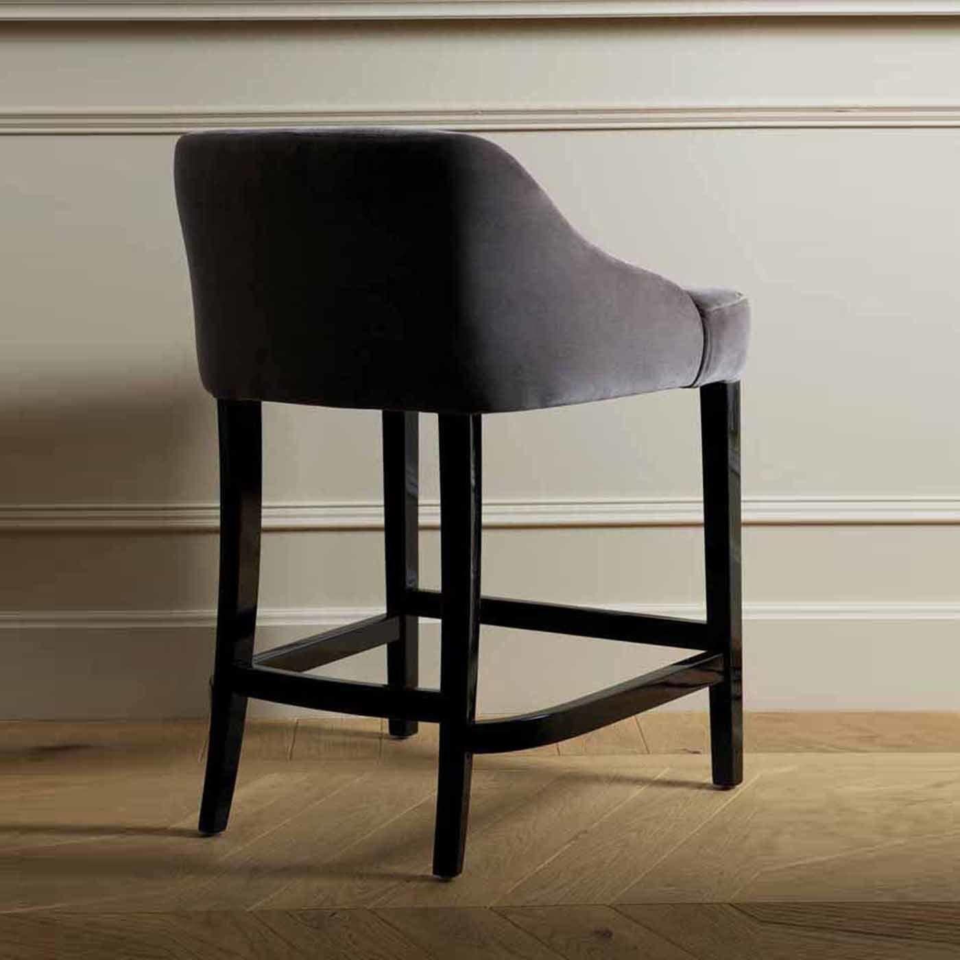 Part of the Vicky collection, one of the first lines designed by Domenico Mula for DOM Edizioni, this bar chair is both comfortable and stylish. Its tall base comprises four legs connected by horizontal elements functioning as footrests, all