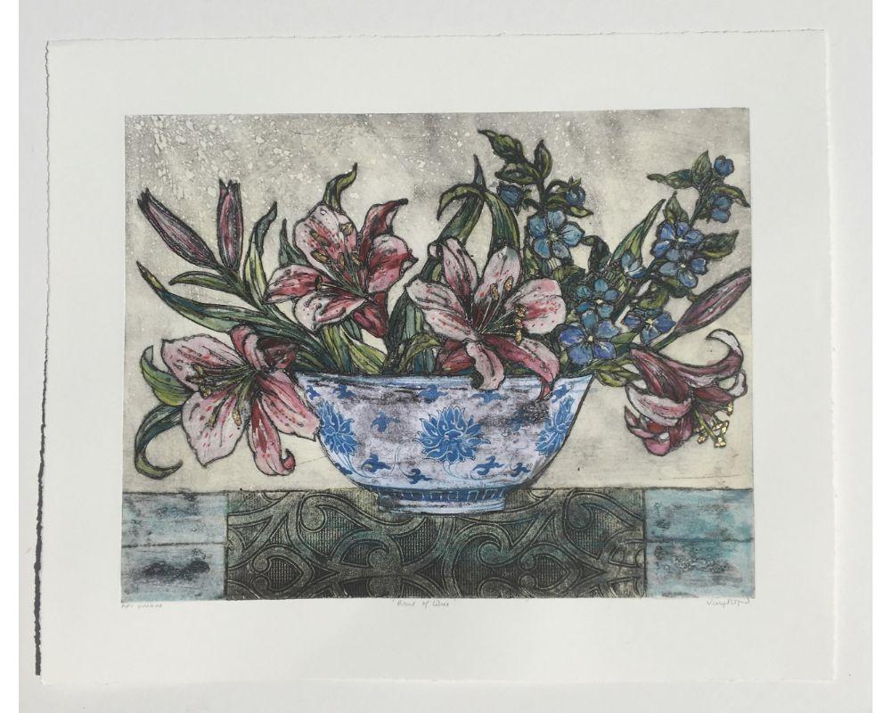 Schale mit Lilienmuster und Collagraphendruck von Vicky Oldfiel  (Grau), Still-Life Print, von Vicky Oldfield