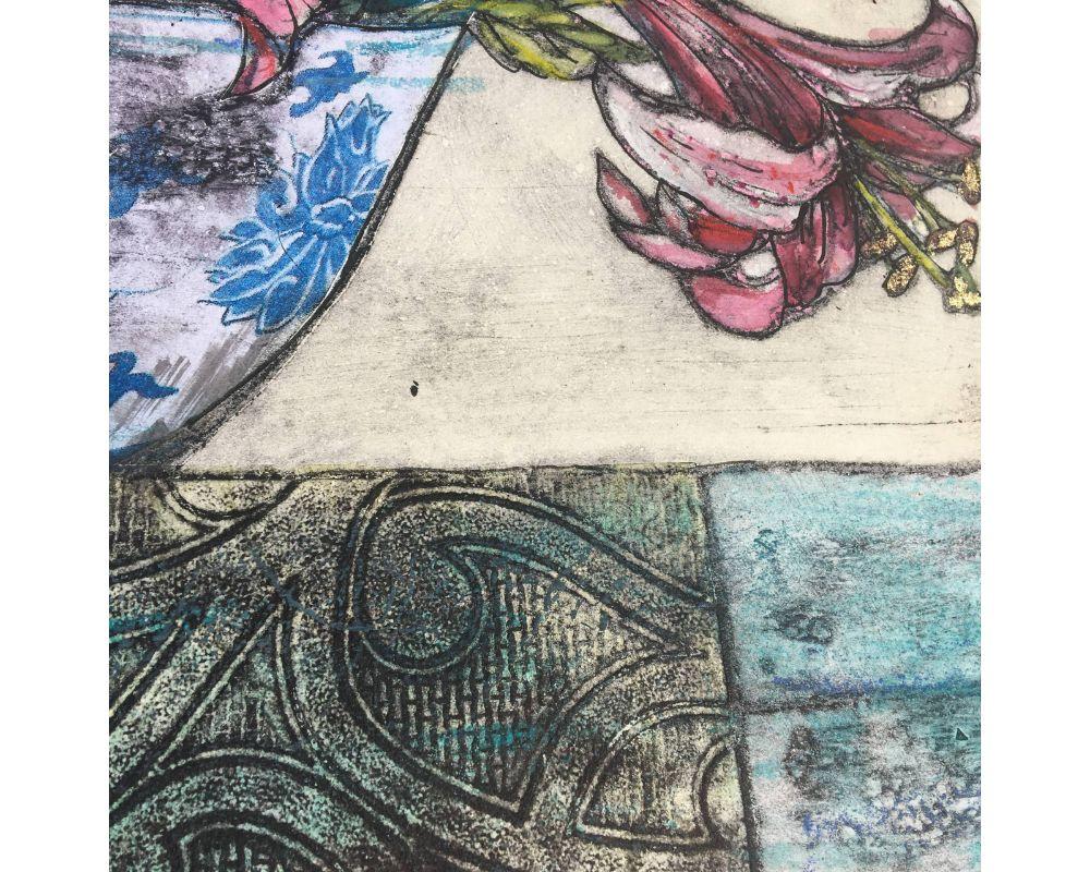 Cuenco de lirios con colagrafía de Vicky Oldfiel en venta 3