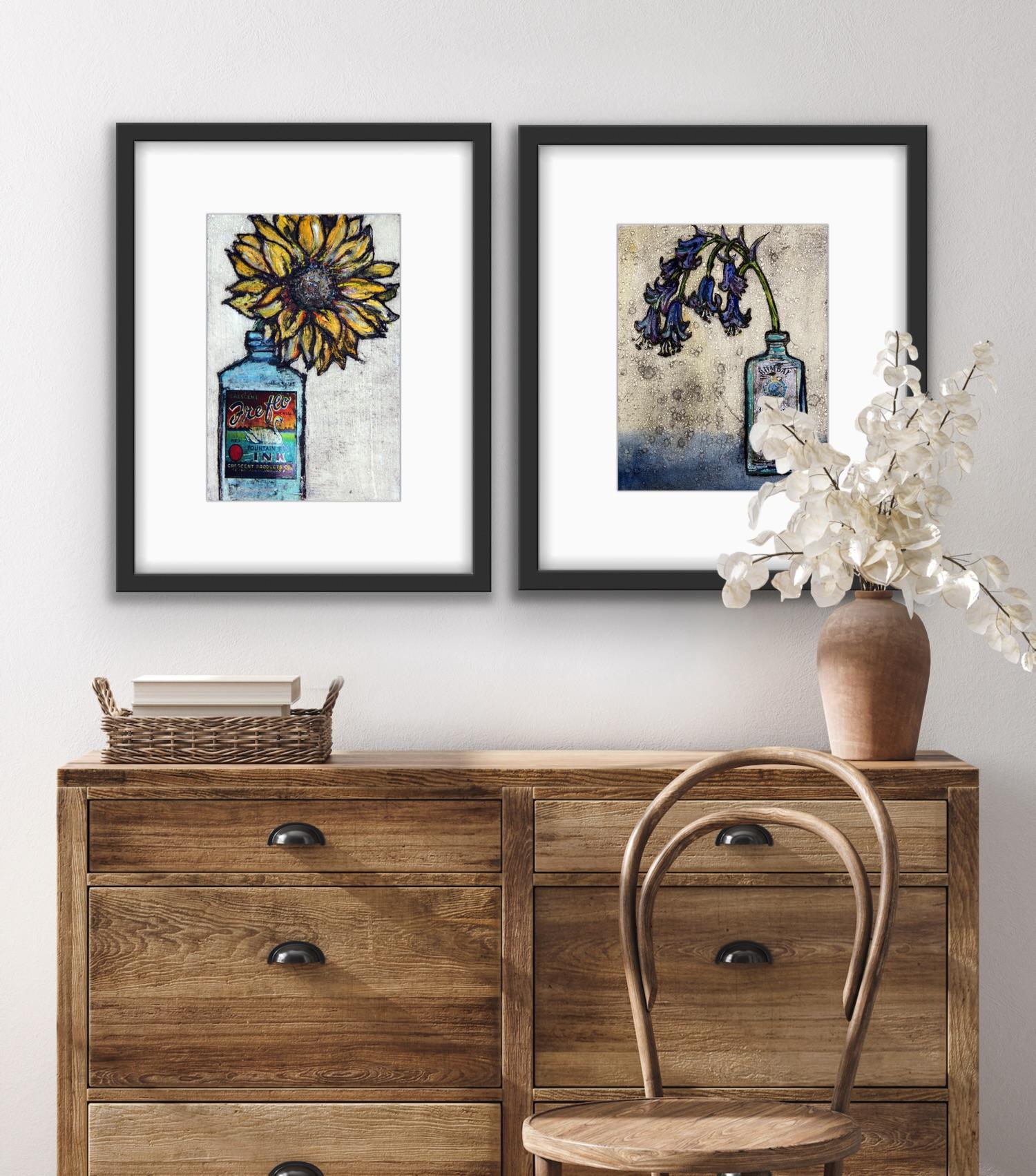 Quiet Beauty and Sunflower in a Bottle Diptychon, Blumen in Töpfen, Landschaft – Print von Vicky Oldfield