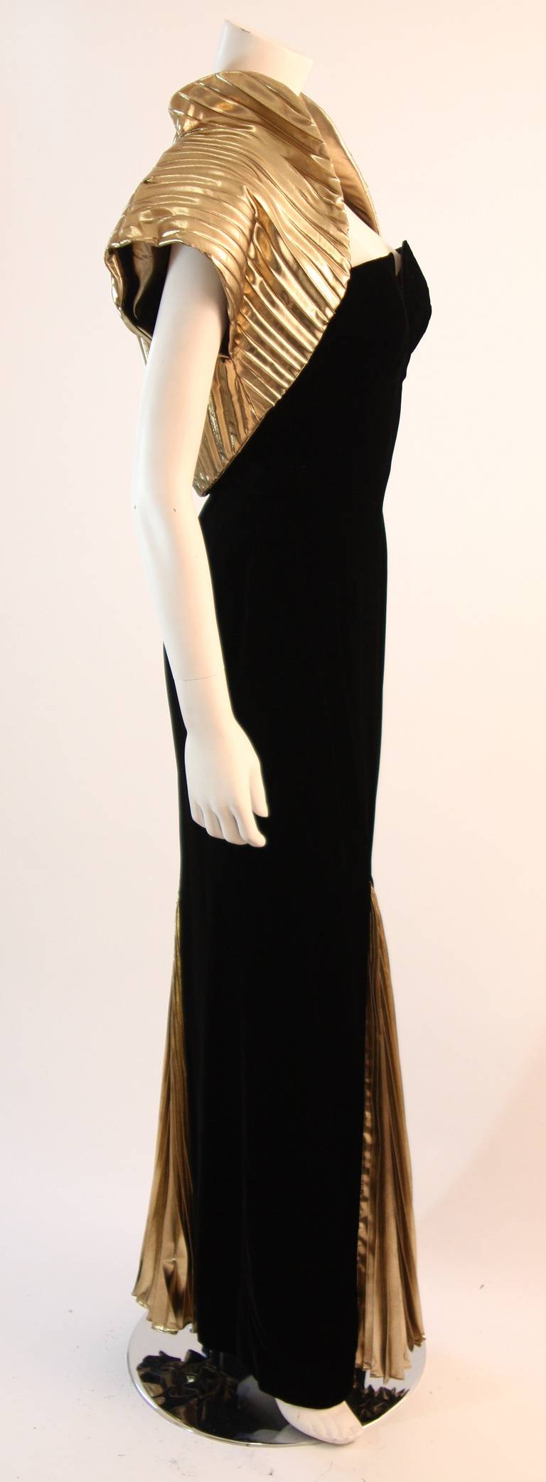 Noir Vicky Tiel - Robe Cléopâtre en velours noir et or avec boléro en vente