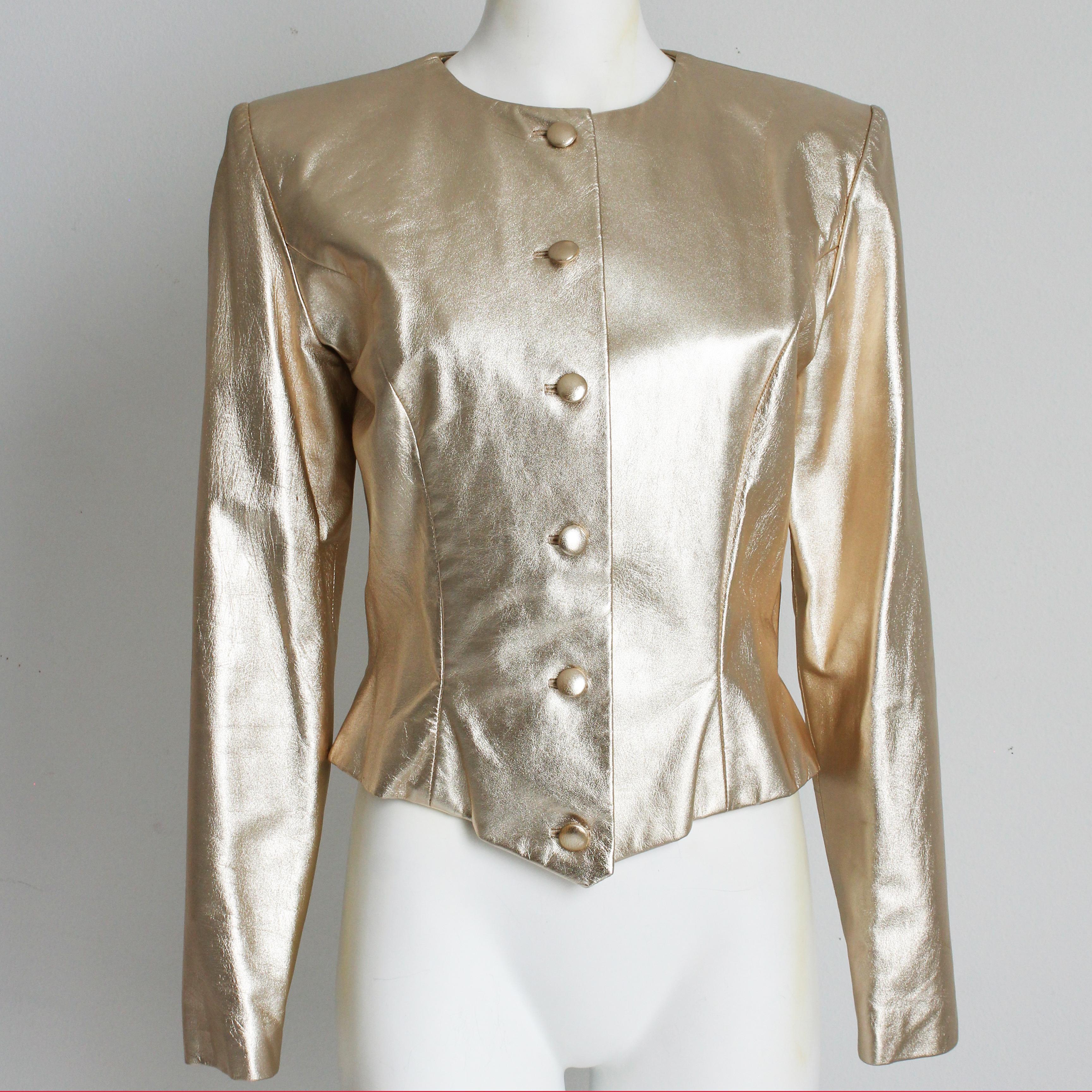 Authentique, vintage, d'occasion Vicky Tiel Couture Gold Leather Jacket Cropped Size 42, circa les années 90. 

Brillant et fabuleux, il est confectionné en cuir métallisé doré et se ferme à l'aide de boutons recouverts de cuir. Il présente une