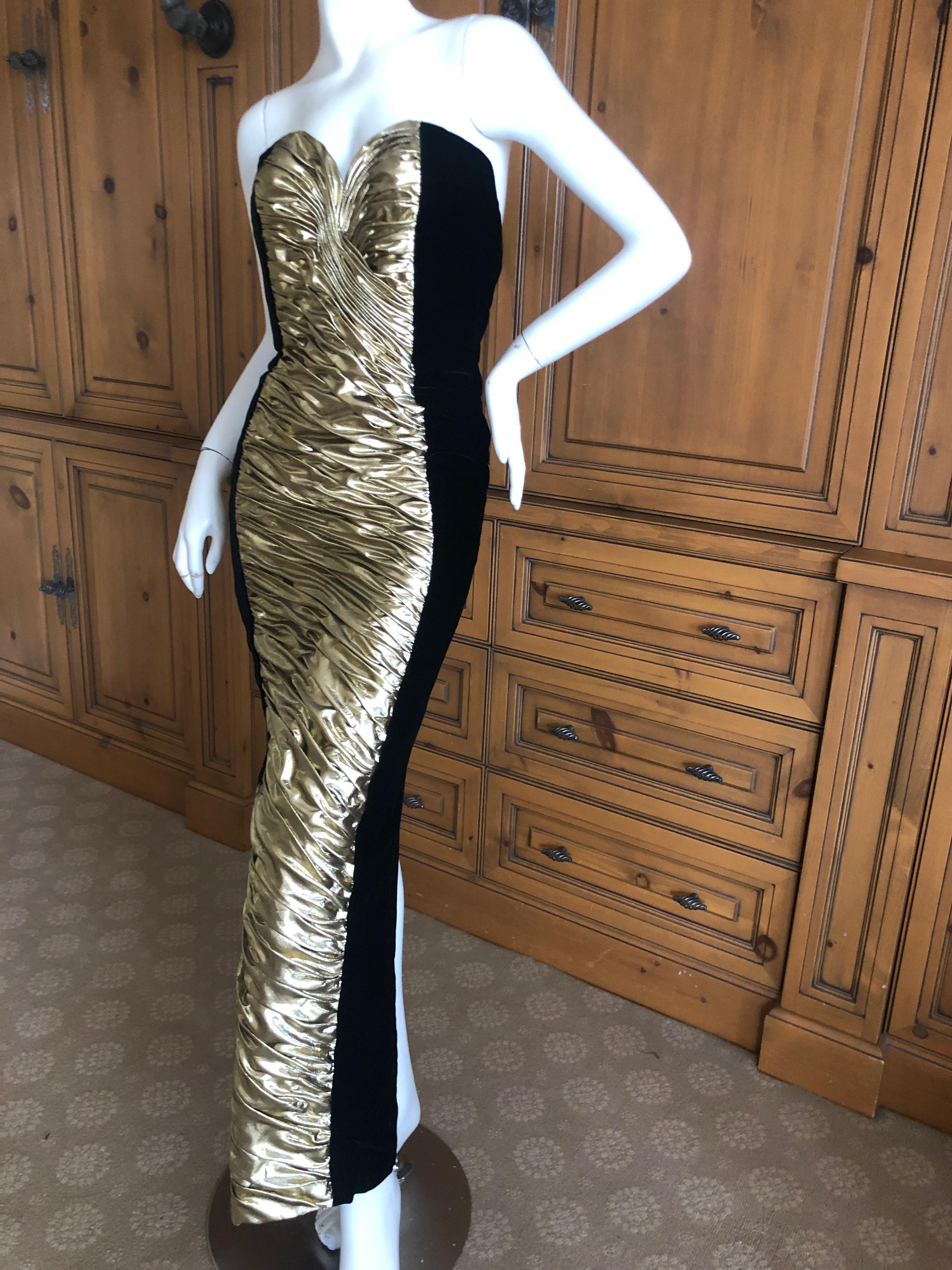Vicky Tiel Paris Vintage Black Velvet Gold Accented Strapless Siren Dress.
So wonderful, it is slimming as the gold and black contrast makes the illusion of a very slim
silhouette
Size 38
Bust 36