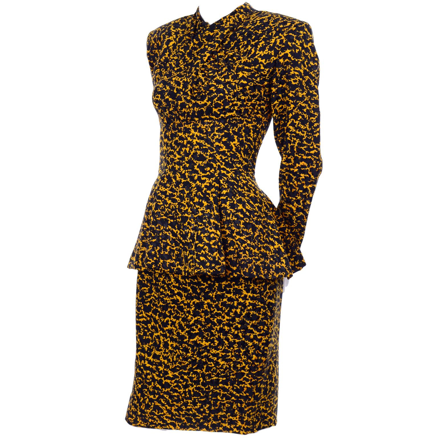 Il s'agit d'un tailleur jupe en soie vintage Vicky Tiel Couture acheté à Bergdorf Goodman dans les années 1980. Ce joli costume ressemble à une robe lorsqu'il est porté. L'ensemble est composé d'un imprimé abstrait noir et jaune 100 % soie qui