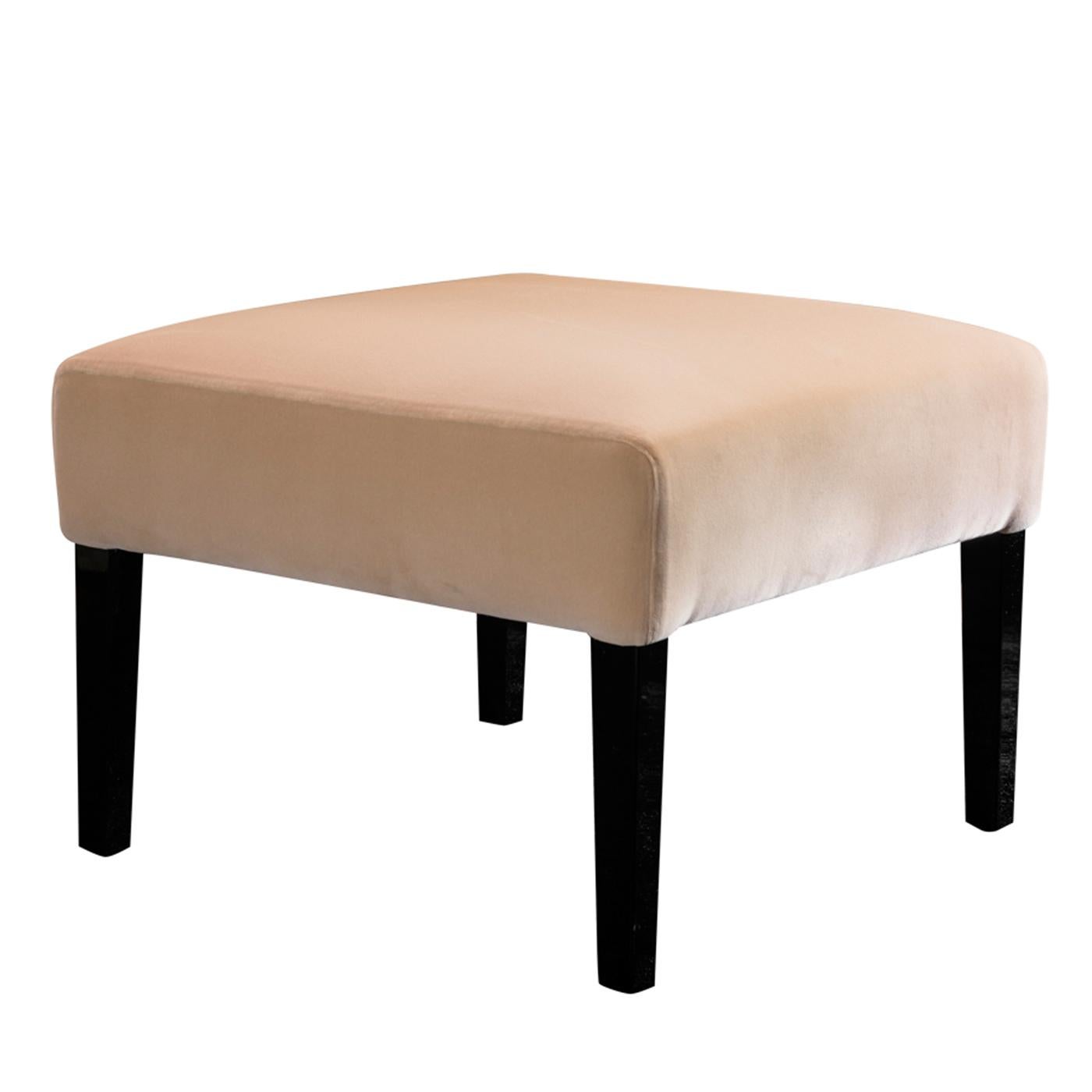 Marked by classical taste and contemporary flair, this pouf makes a discreet yet sophisticated addition to any interior. The simple square silhouette merges the warmth of the wooden legs, finished with matte black lacquer, with soft white fabric