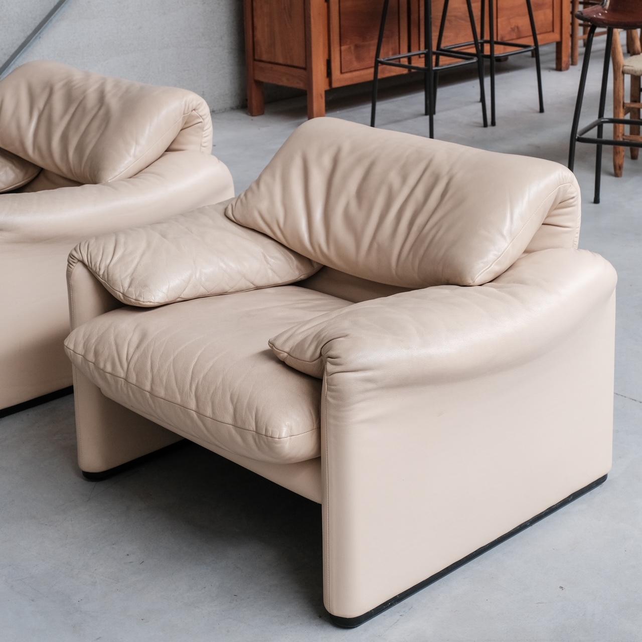 Vico Magisretti 'Maralunga' Suite of Sofas and Armchairs for Cassina For Sale 11