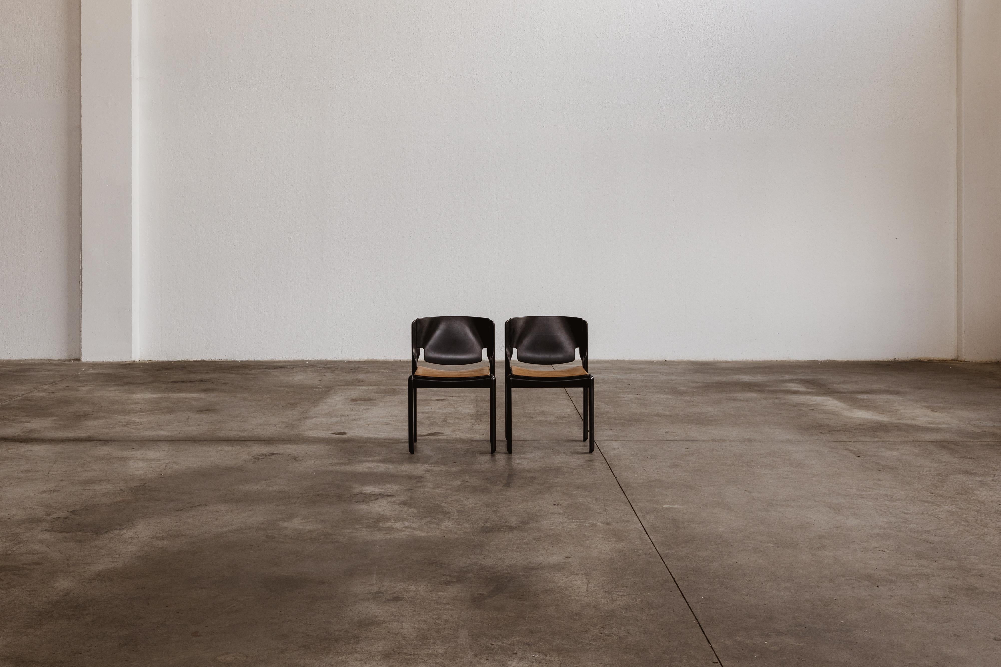 Stühle „122“ von Vico Magistretti für Cassina, 1967, 2er-Set, Set im Zustand „Hervorragend“ im Angebot in Lonigo, Veneto
