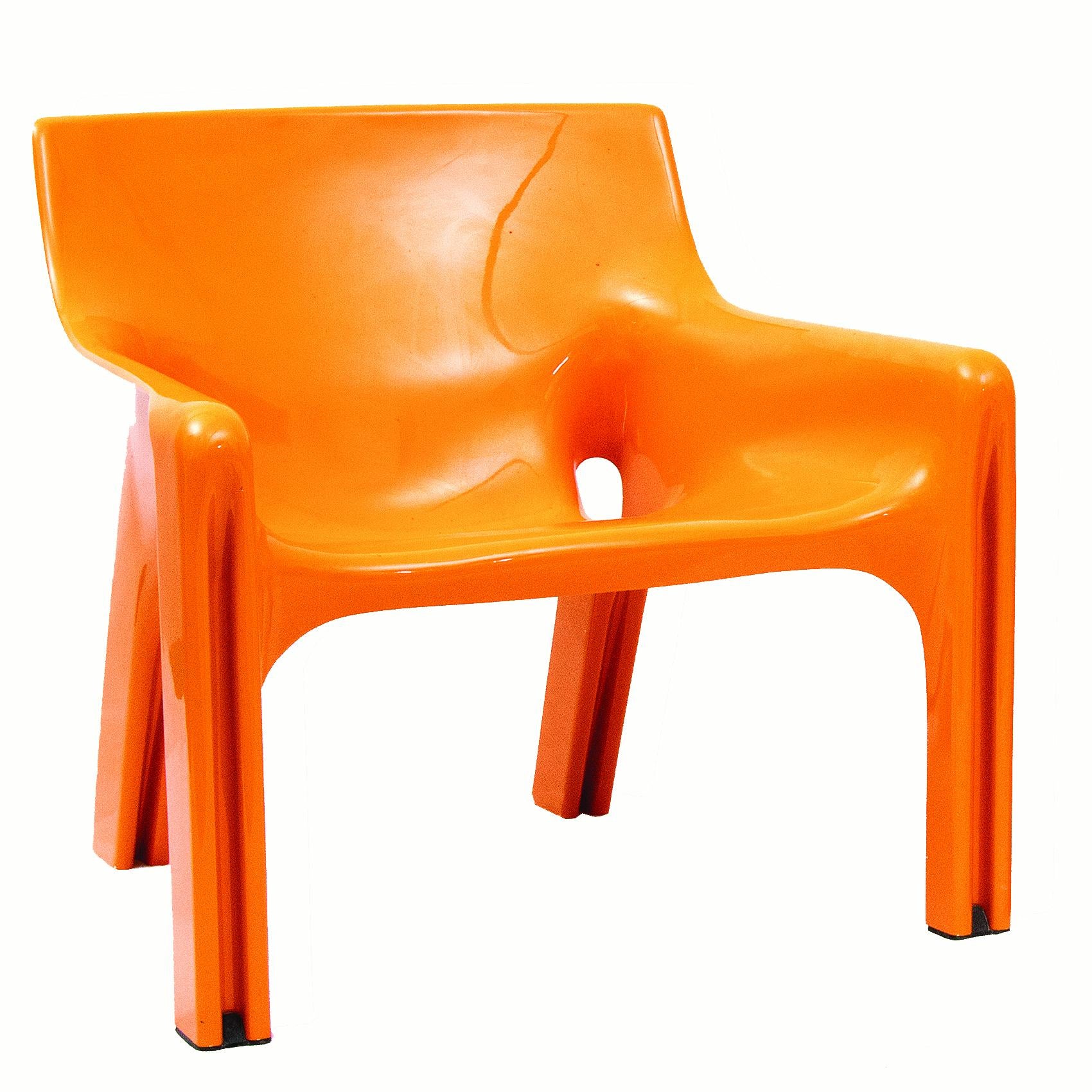 A pair of orange ABS armchairs. Each with a bent back on four feet.
Manufactured by Artemide.
Marked underneath: “ SPA Artemide Milano, Vicario, Vico Magistretti, Made in Italy “.
Italy,
1971.

Provenance
Private collection

Literature
Italy: The