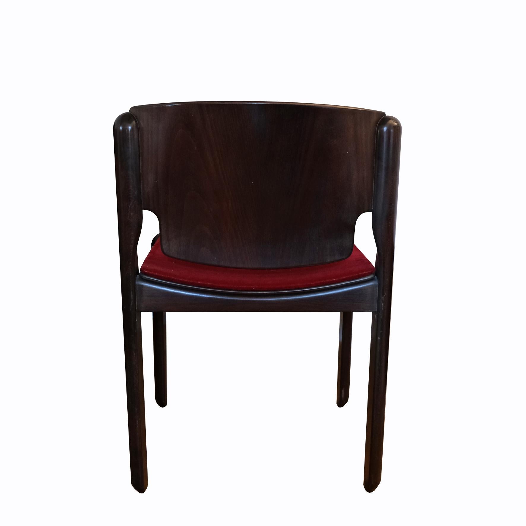 Ein Paar Stühle von Vico Magistretti, Modell 122, Cassina, 1960er Jahre (Geschnitzt) im Angebot