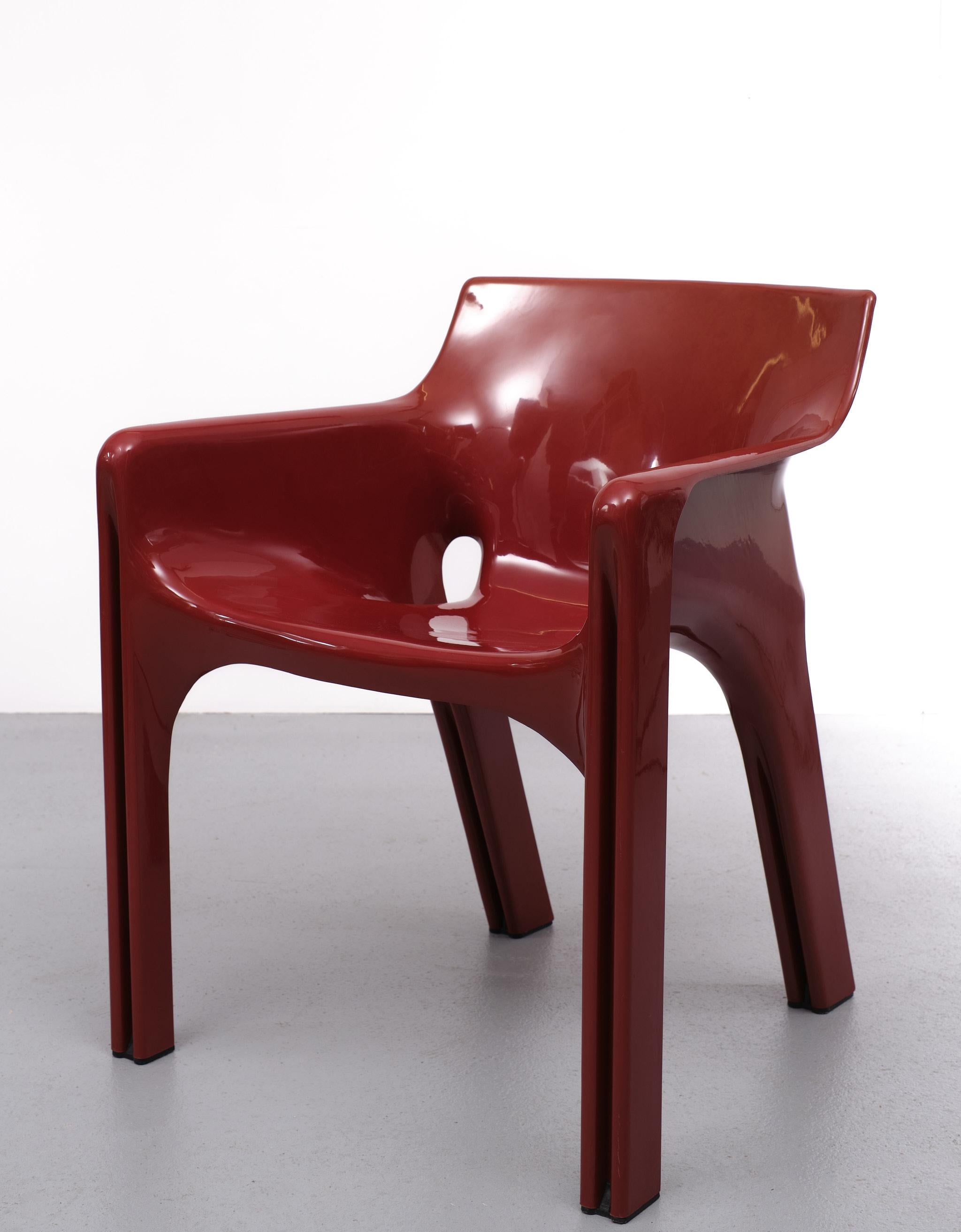 Beautiful warm burgundy color Gaudi armchair designed by Vico Magistretti for Artemide Milano in 1970. of fiberglass-reinforced polyester.
In good vintage condition;. normal wear and tear.

 