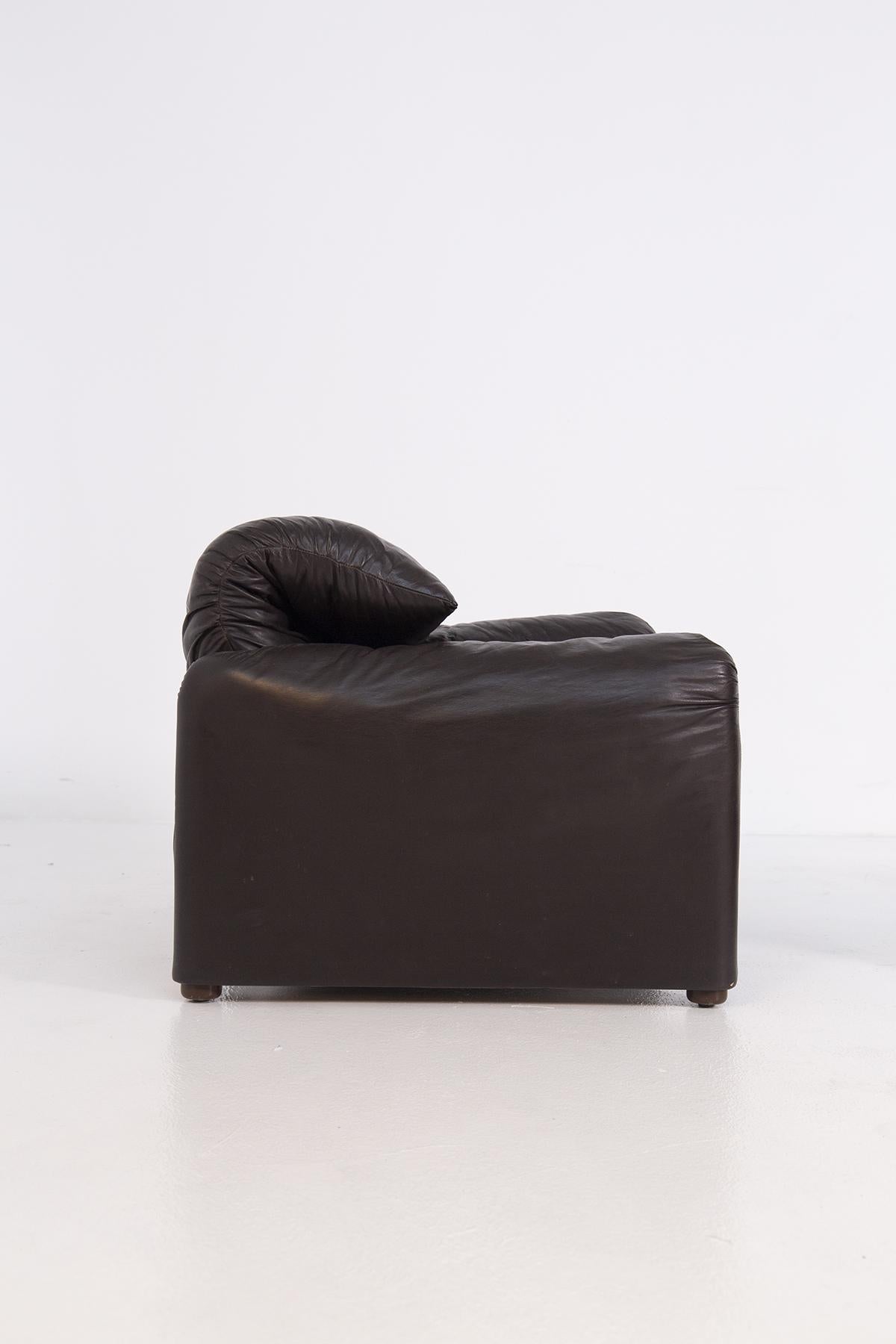 Vico Magistretti Armchair and Ottoman in Leather for Cassina, First Edition 8