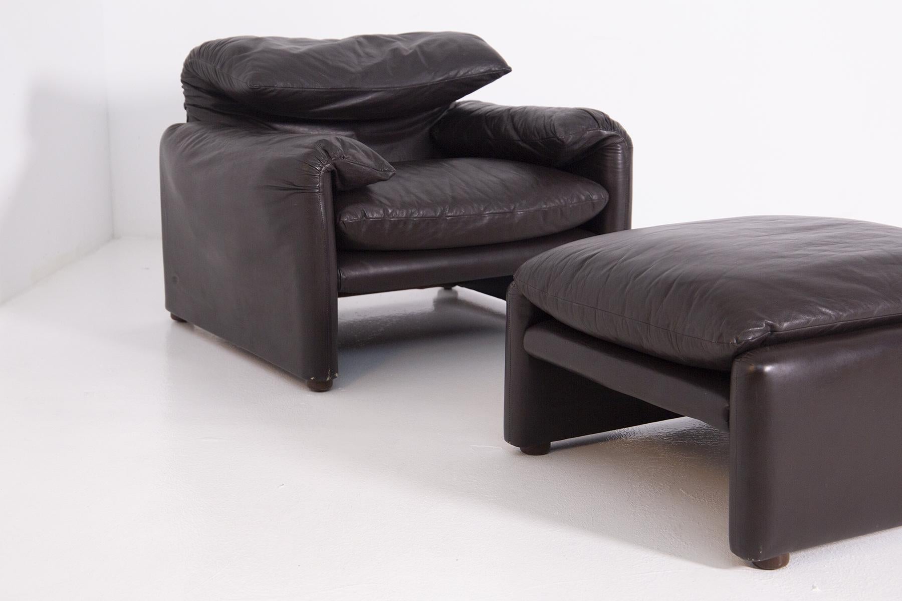 Armchair designed by Vico Magistretti for the Cassina and Busnelli factory in the 1970s. The armchair is complete with its ottoman covered entirely in dark brown leather. The armchair is the first edition of the famous Maralunga, known for its