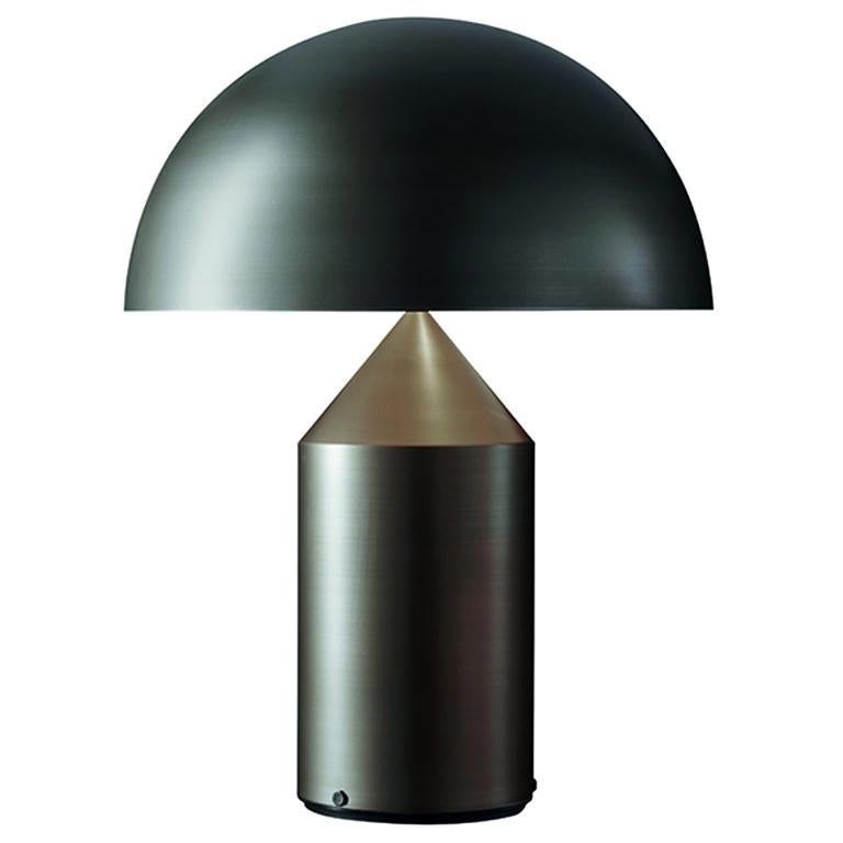 Vico Magistretti 'Atollo' Große Tischlampe aus Metall und satinierter Bronze von Oluce