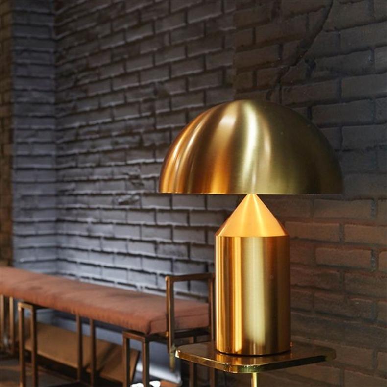 XXIe siècle et contemporain Vico Magistretti « Atollo » grande lampe de bureau en métal satiné or par Oluce en vente