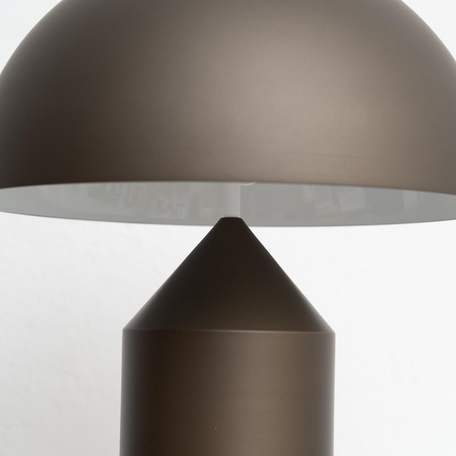 Mid-Century Modern Lampe de bureau Atollo de Vico Magistretti en métal satiné et bronze de taille moyenne par Oluce en vente