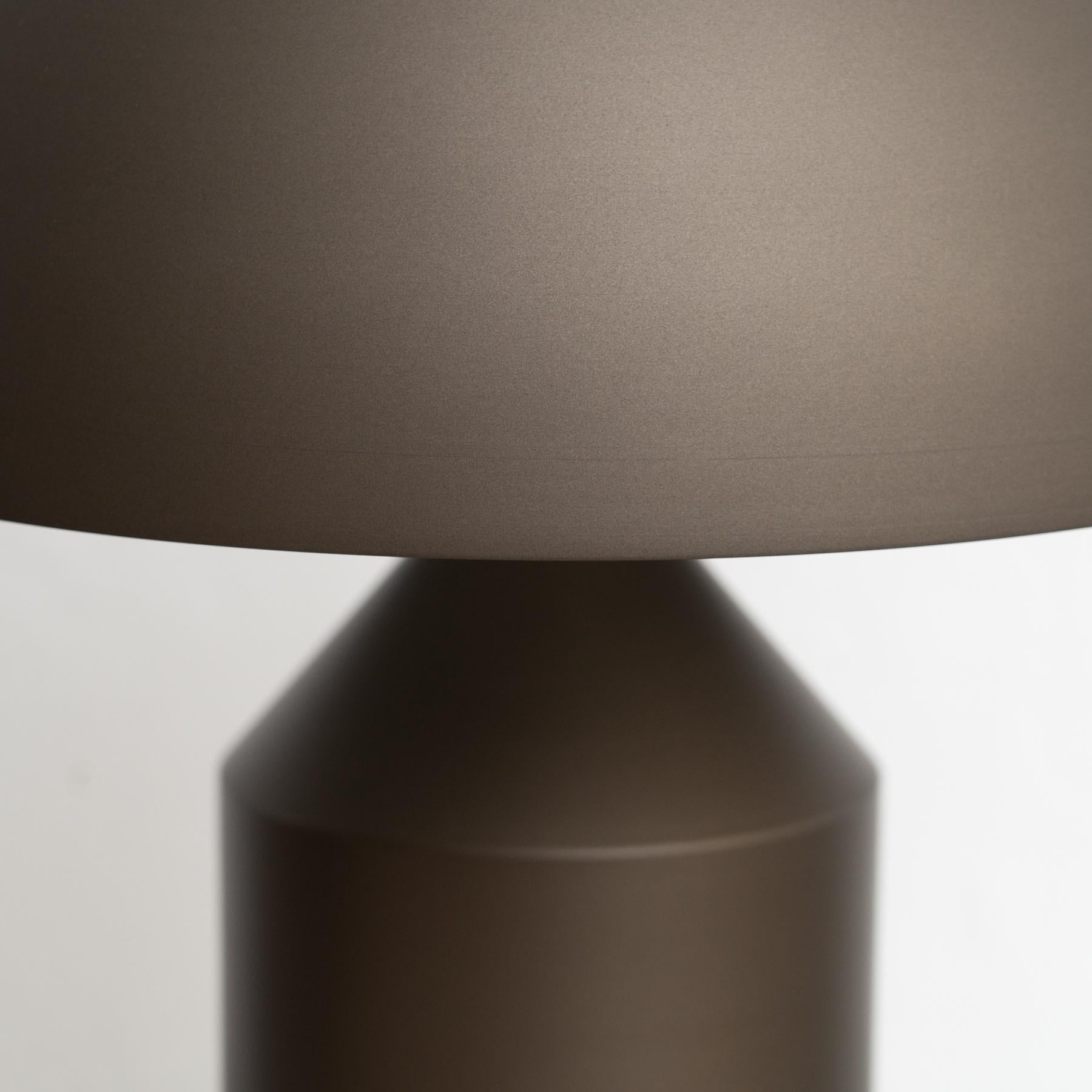 italien Lampe de bureau Atollo de Vico Magistretti en métal satiné et bronze de taille moyenne par Oluce en vente