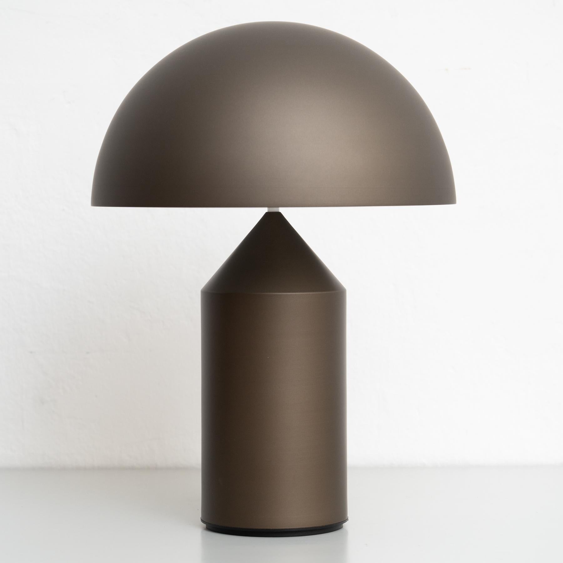 Lampe de bureau Atollo de Vico Magistretti en métal satiné et bronze de taille moyenne par Oluce en vente 1