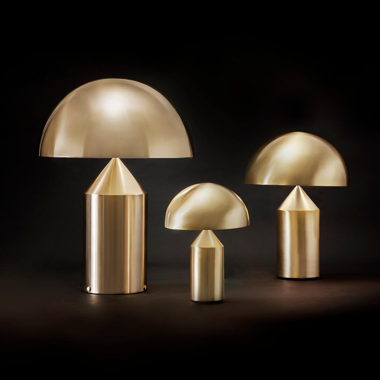 Lámpara de sobremesa Vico Magistretti 'Atollo' Mediana de metal dorado satinado by Oluce Moderno de mediados de siglo en venta