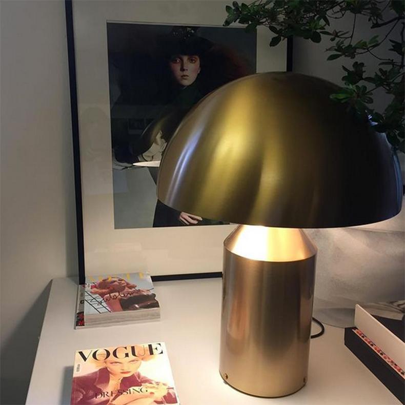Vico Magistretti 'Atollo' Tischlampe aus Metall und satiniertem Gold von Oluce (21. Jahrhundert und zeitgenössisch) im Angebot