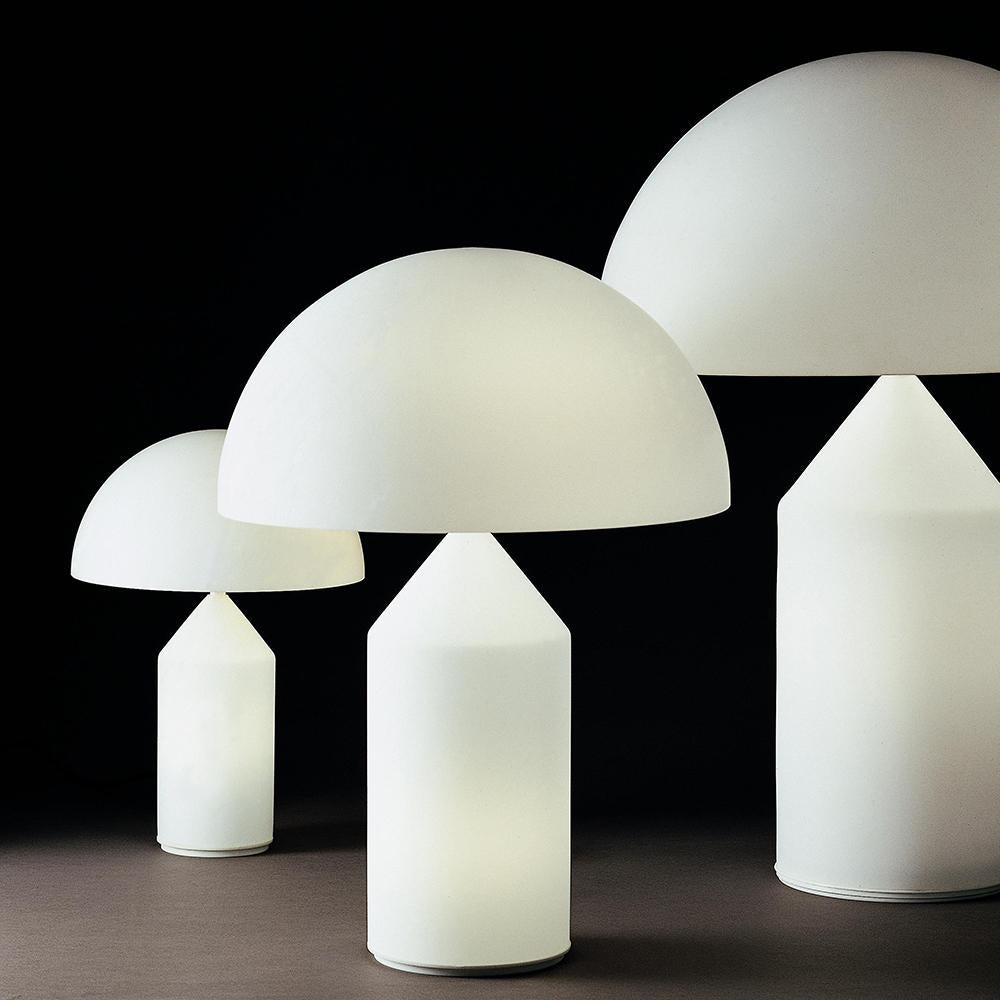 Lampe à poser conçue par Vico Magistretti en 1977
Fabriqué par Oluce, Italie.

Conçue en 1977 par Vico Magistretti, Atollo est devenue au fil des ans l'archétype de la lampe de table, remportant le Compasso d'Oro en 1979 et révolutionnant