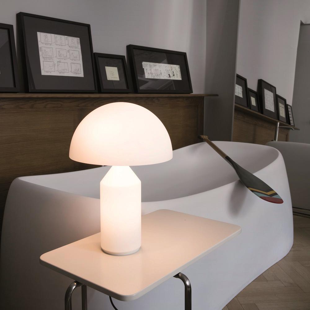 Lampe de table conçue par Vico Magistretti en 1977.
Fabriqué par Oluce, Italie.

Conçue en 1977 par Vico Magistretti, Atollo est devenue au fil des ans l'archétype de la lampe de table, remportant le Compasso d'Oro en 1979 et révolutionnant