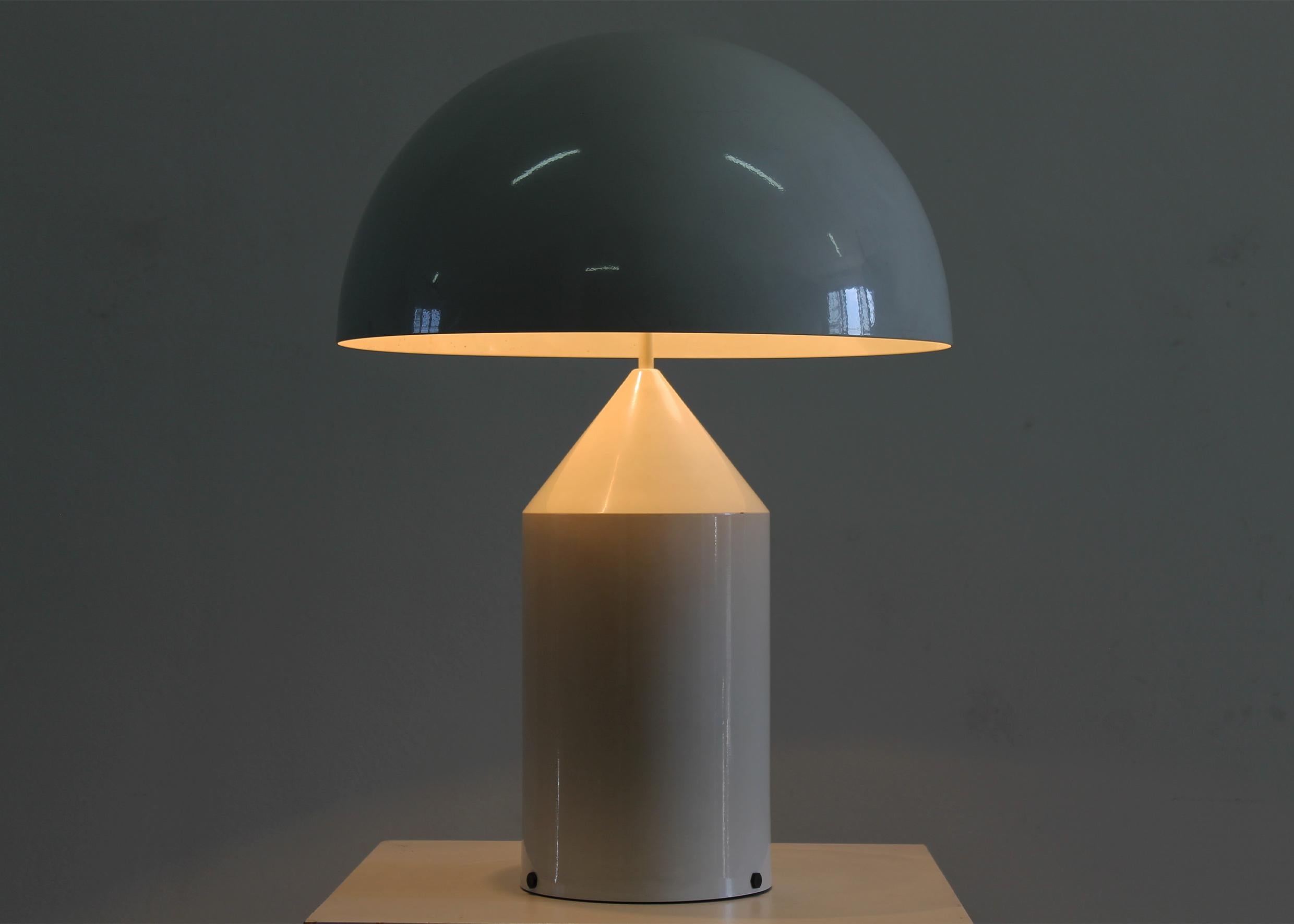Mid-Century Modern Lampe de table Atollo de Vico Magistretti en métal laqué blanc par Oluce 1970 en vente