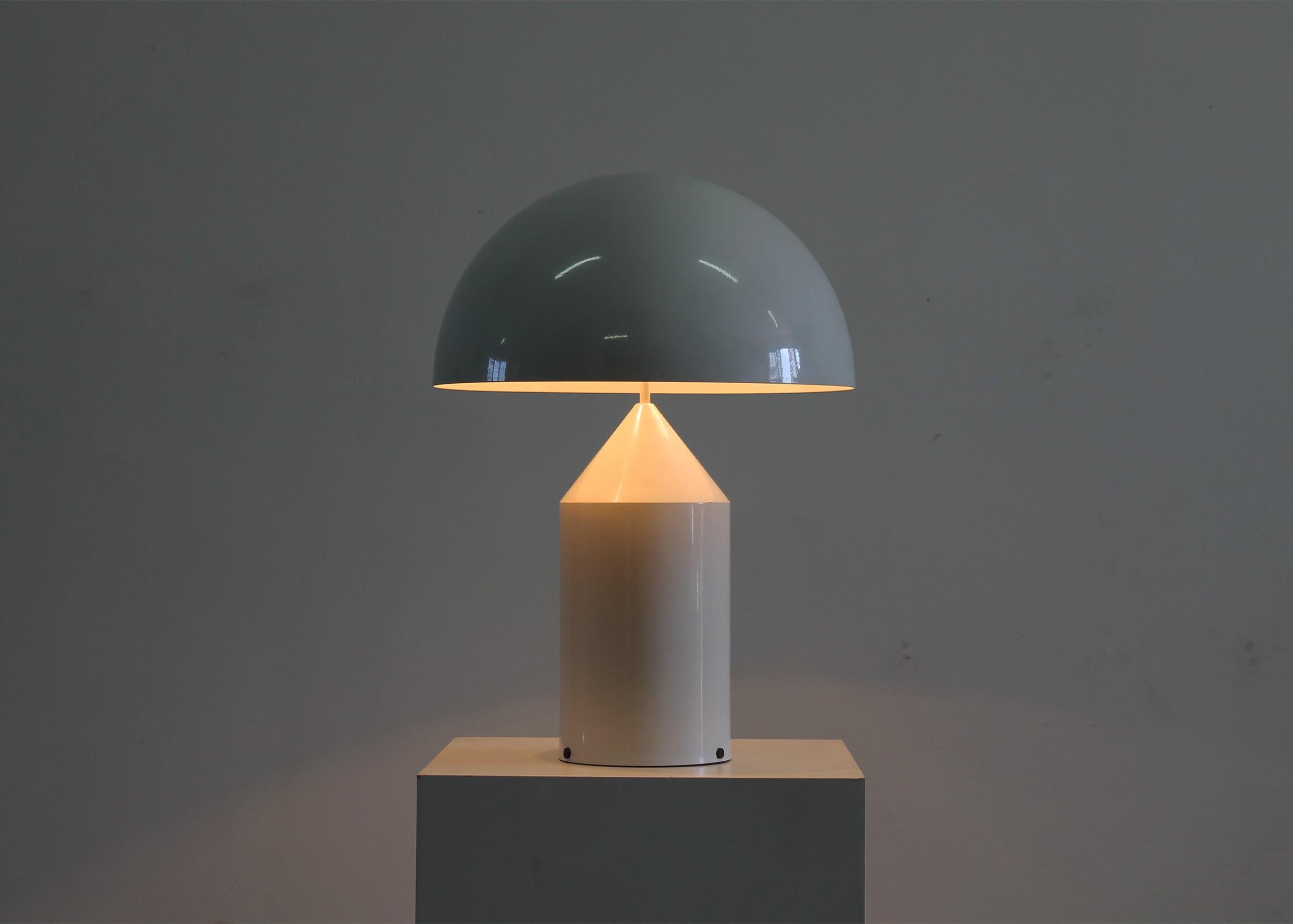 italien Lampe de table Atollo de Vico Magistretti en métal laqué blanc par Oluce 1970 en vente