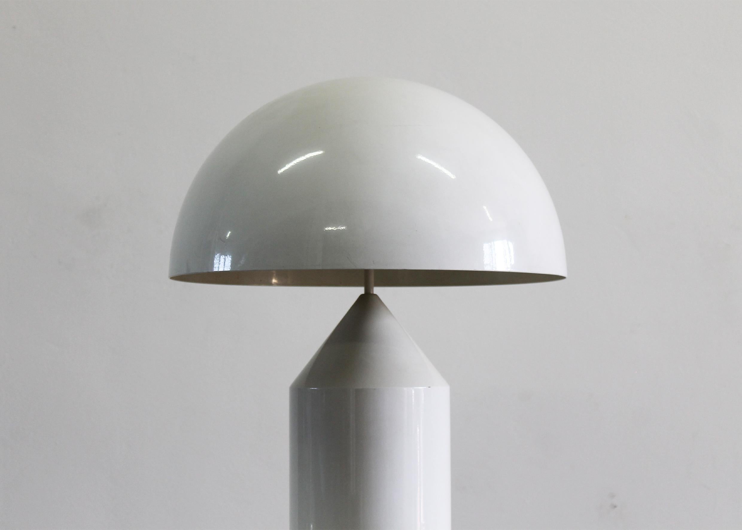 Laqué Lampe de table Atollo de Vico Magistretti en métal laqué blanc par Oluce 1970 en vente