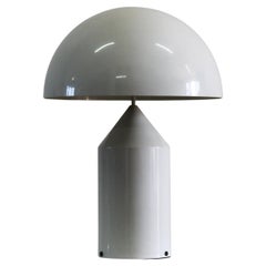 Lampada da tavolo Vico Magistretti Atollo in metallo laccato bianco di Oluce 1970s
