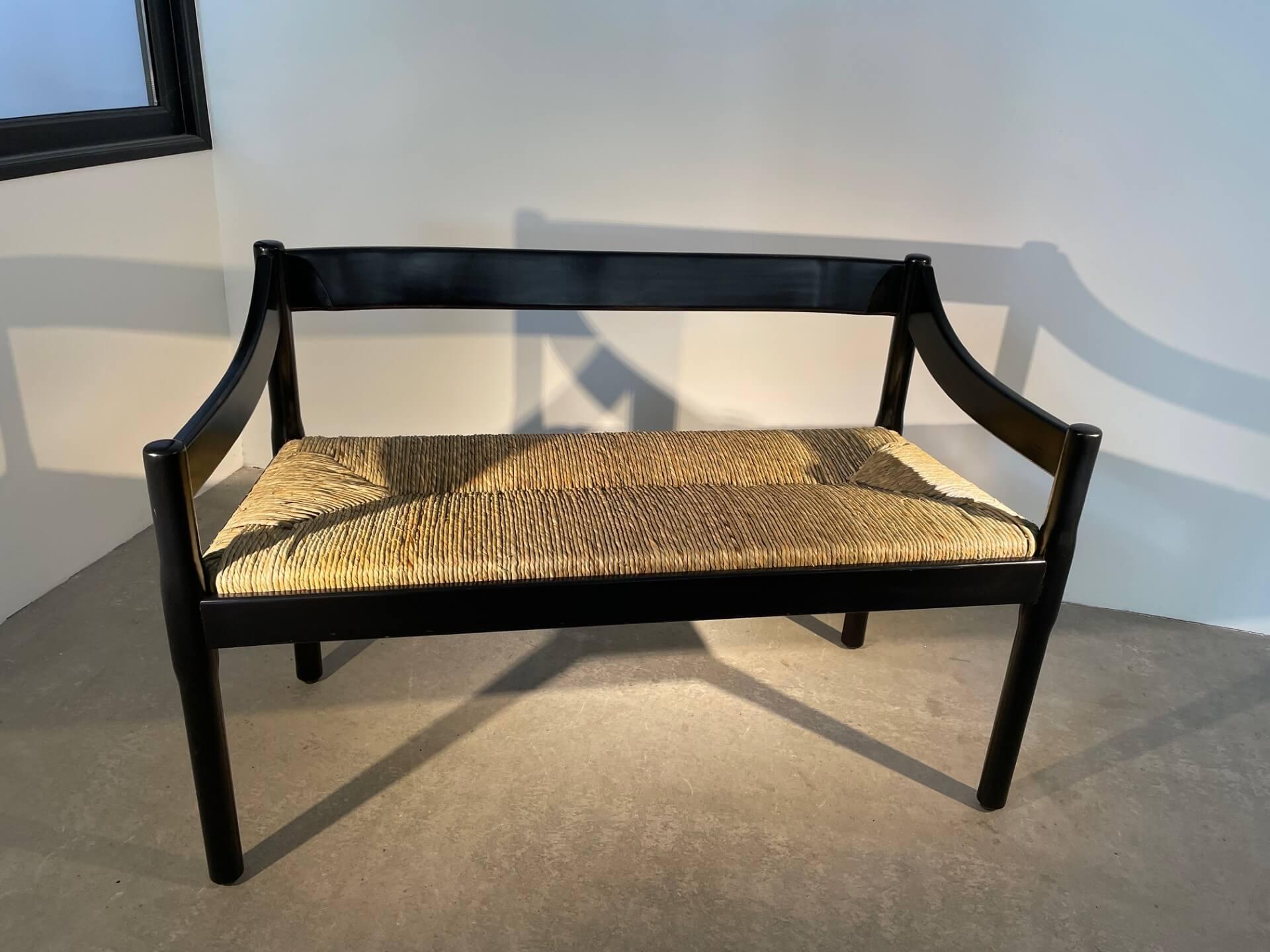 Rare banc Carimate, édition Cassina de Vico Magistretti.
Ce banc n'est plus édité.
Modèle avait été réalisé pour le Golf de Carimate en Lombardie, Italie.

Matière : bois Hêtre et assise en paille.
Italie, ca. 1959
Excellent état
