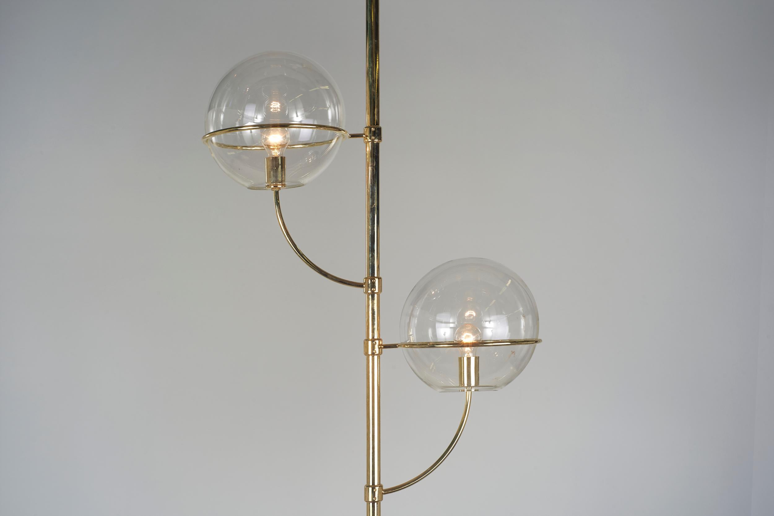 Italian Vico Magistretti, Big Brass and Glass Chandelier Model Lyndon for Oluce, 1977