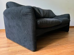 Vico Magistretti Divano nero a 2 posti Maralunga Cassina, Italia, anni '80